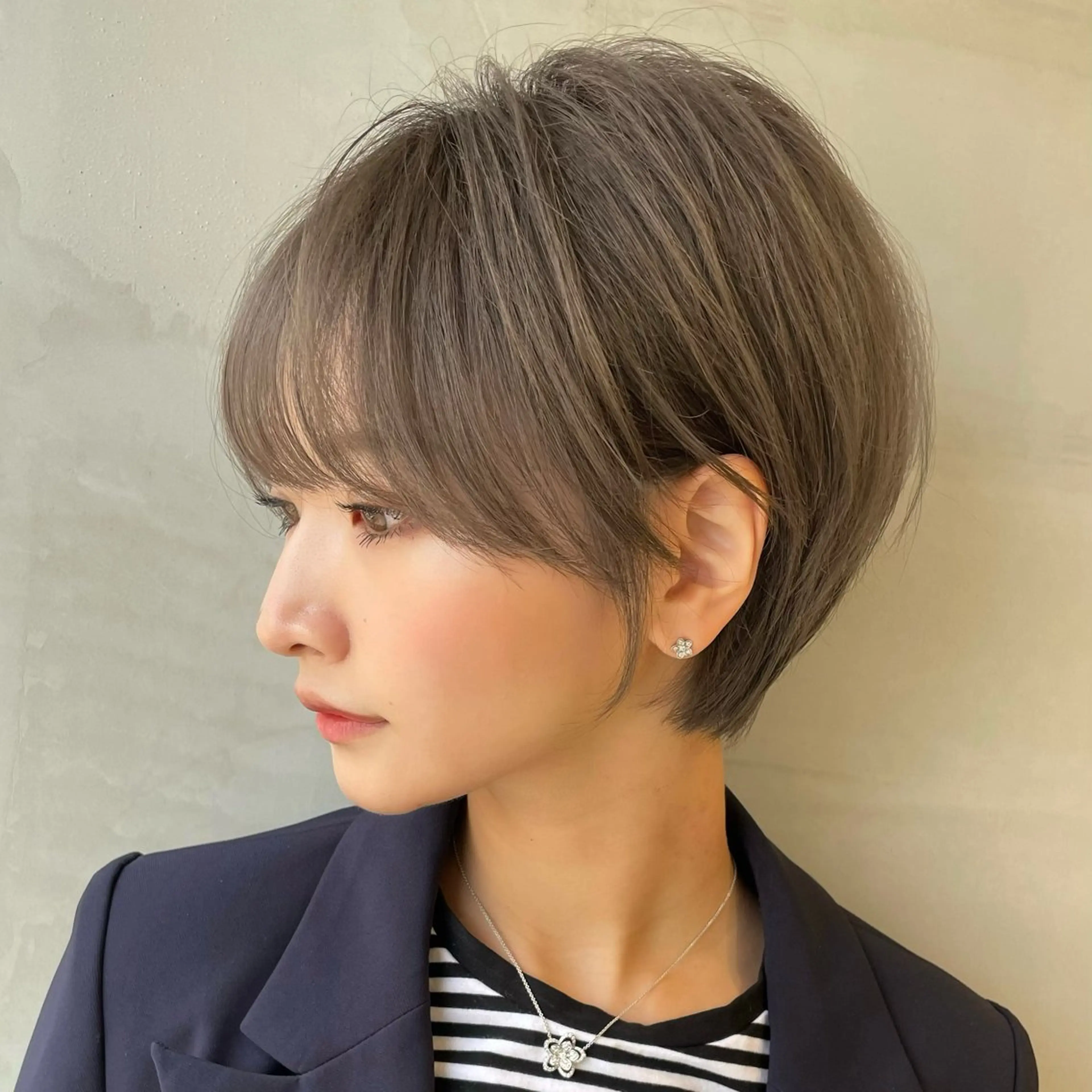 ショート カラー 💛ブリーチ&カット LEON🩶のヘアスタイル
