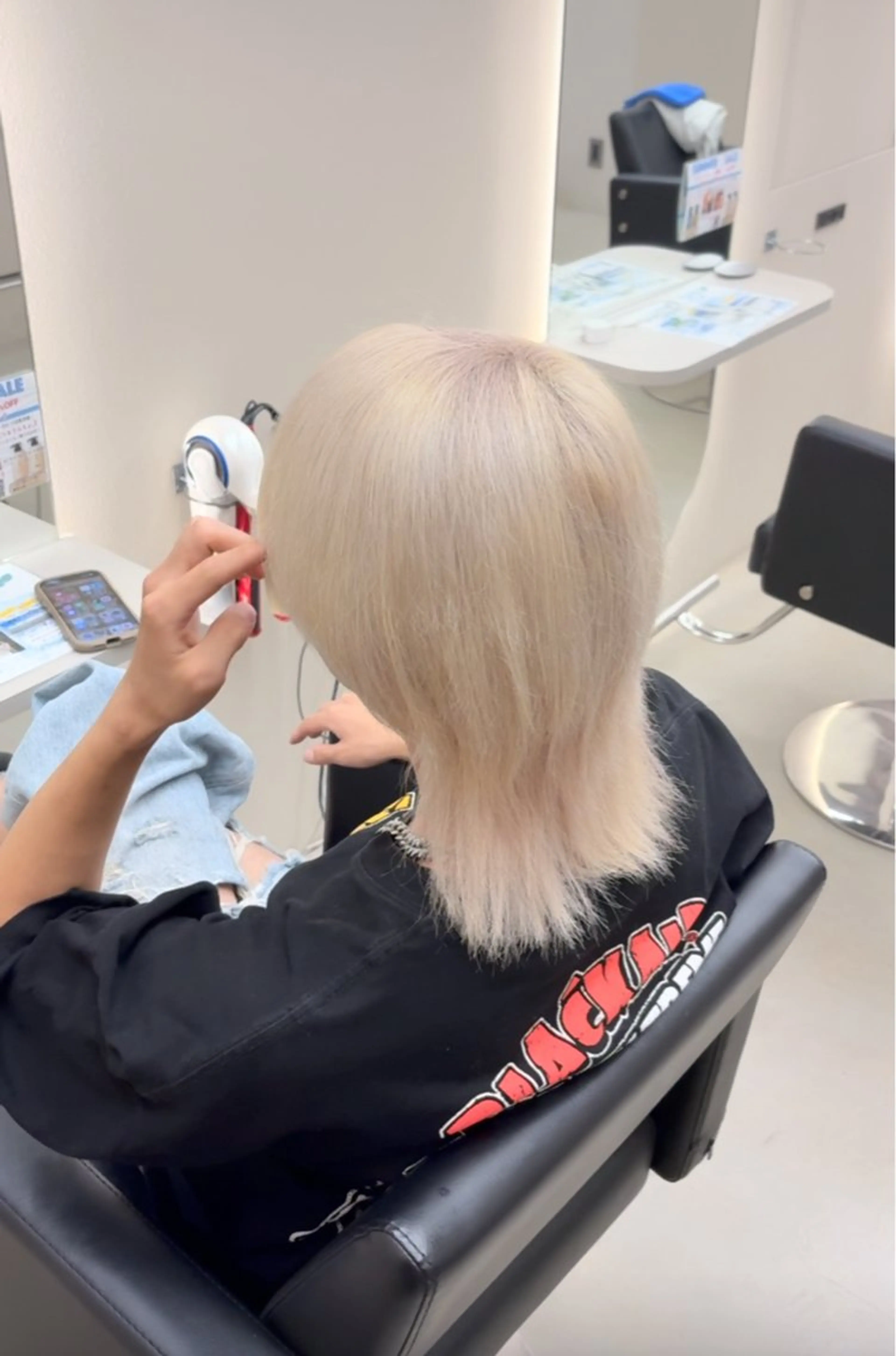 ショート カラー メンズ メンズパーマ 刈り上げ デザインカラー ダブルカラー 髪質改善 ヘアカラー RONND   Weg所属・海瑠万／メンズパーマ ／ハイトーンのヘアスタイル