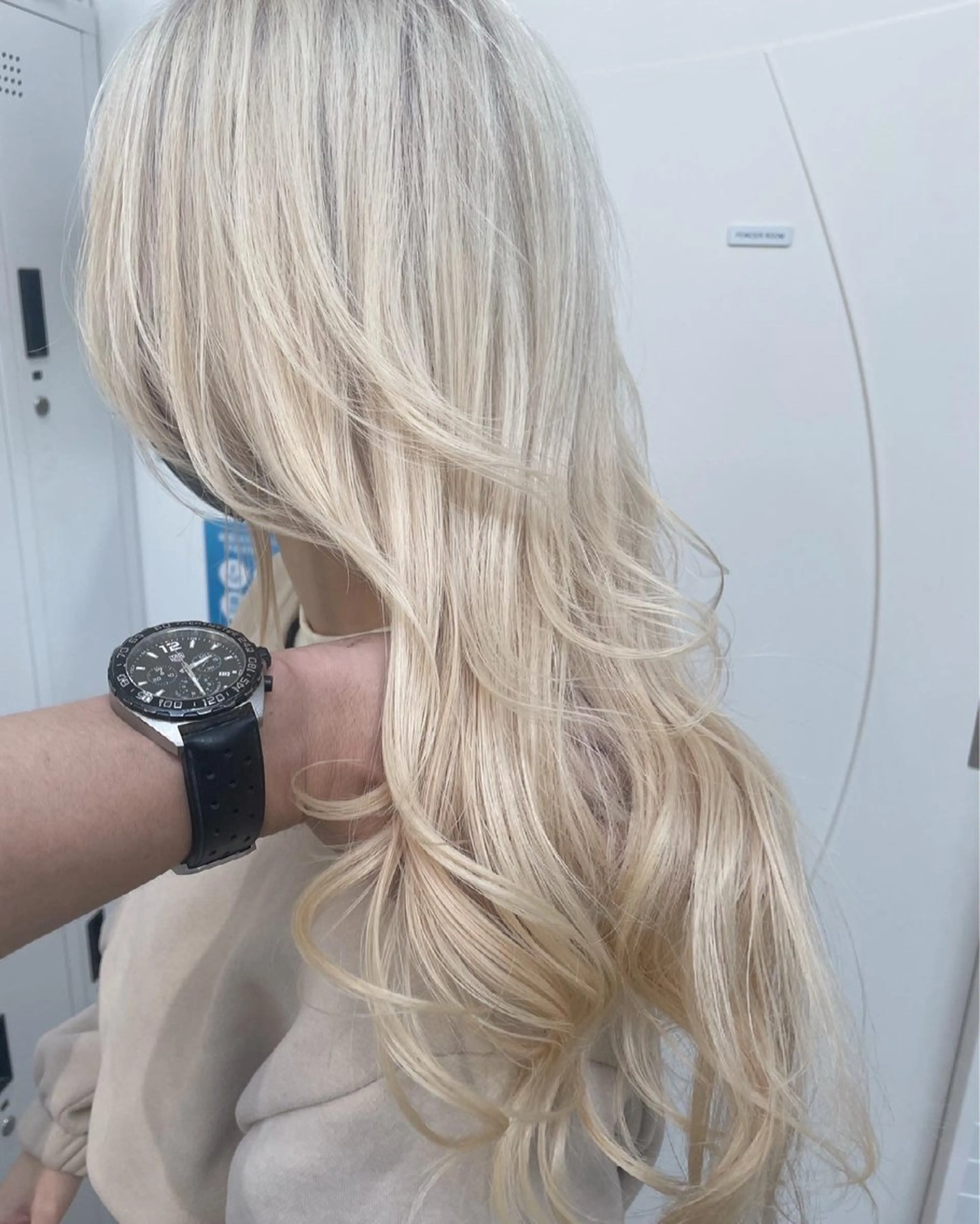 ロング カラー ブロンド ホワイトブロンド カット ヘアカラー トリートメント CHERIEブリーチ ダブルカラー　天神のヘアスタイル