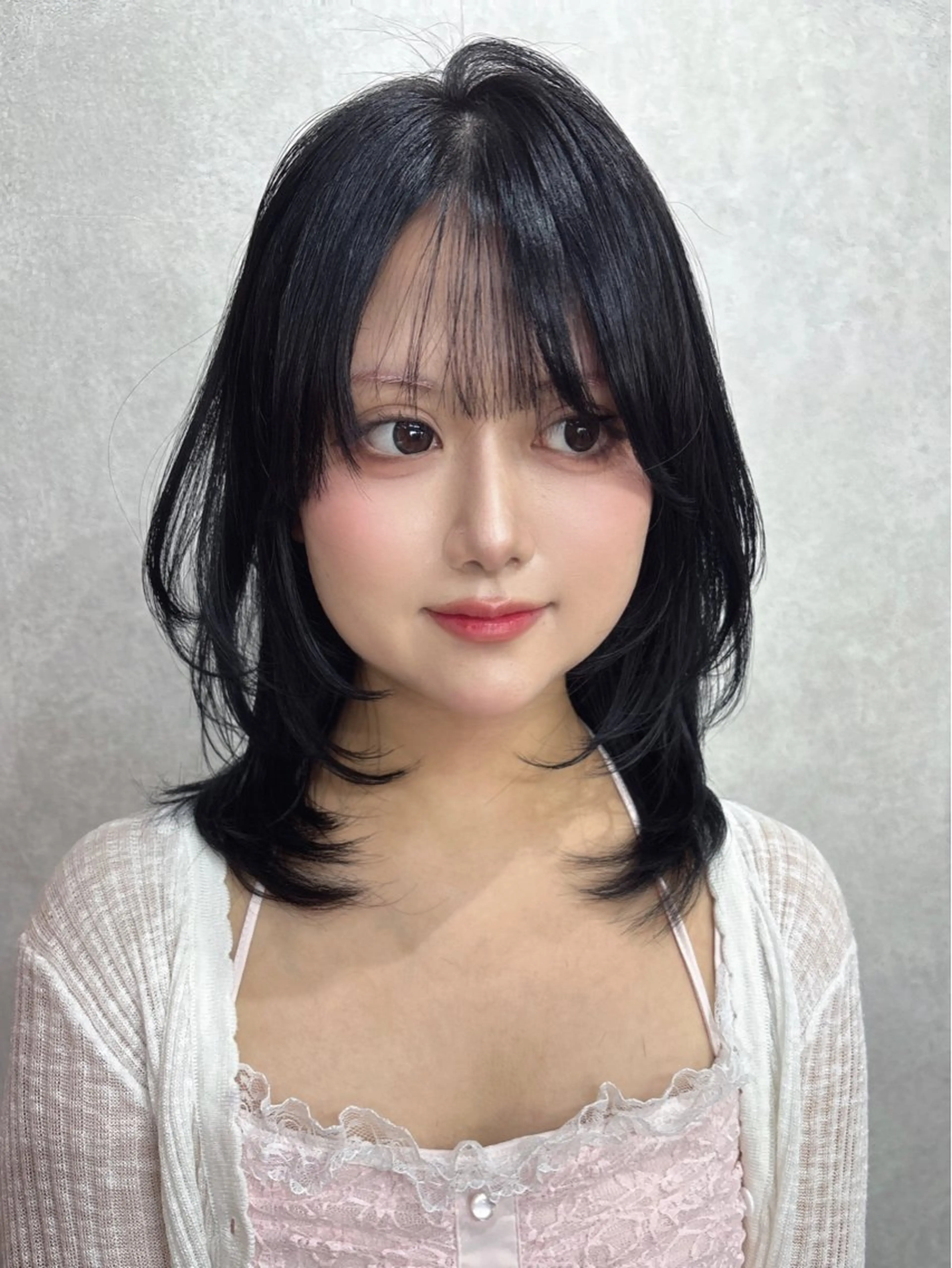 ミディアム カット ヘアカラー maya レイヤーカットのヘアスタイル