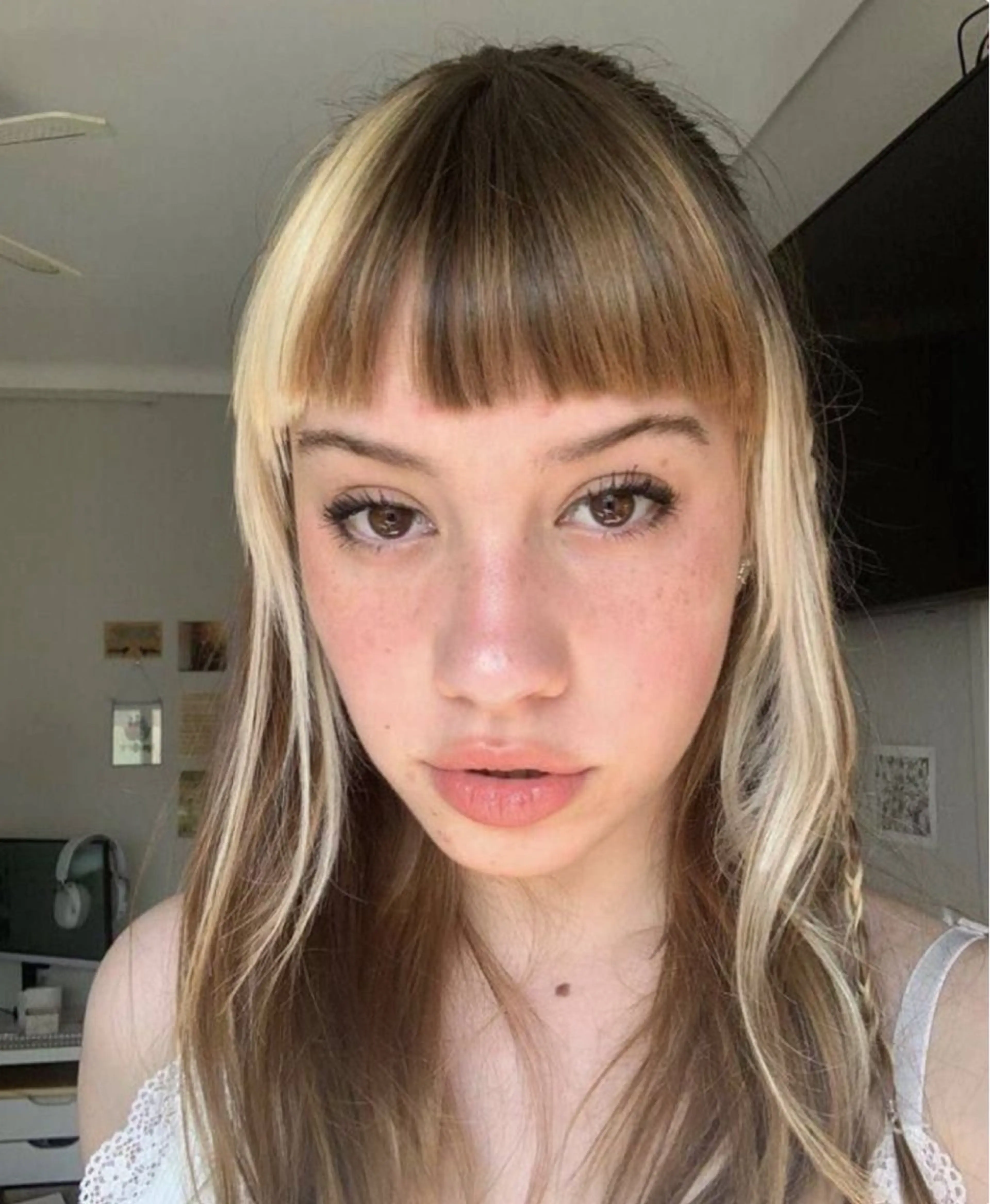 ミディアム カラー ベージュカラー ブリーチ ケアブリーチ デザインカラー ダブルカラー ヘアカラー トリートメント MIU/ルーツカラー ボブ/顔周りレイヤーのヘアスタイル