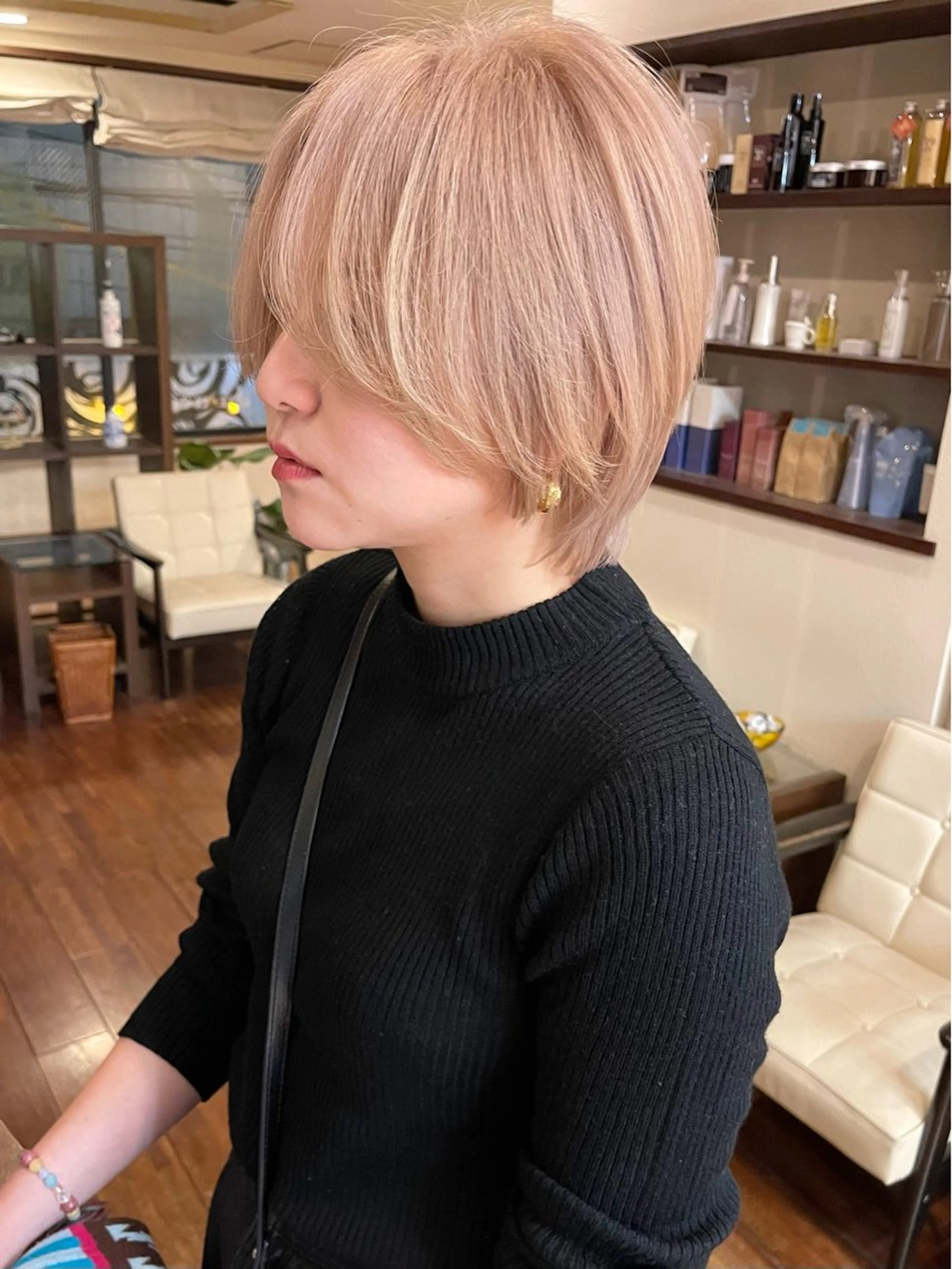 ショート カラー ブロンド カット ヘアカラー トリートメント 髪質改善ｶﾗｰ ｹｱﾌﾞﾘｰﾁ/ﾀﾑのヘアスタイル