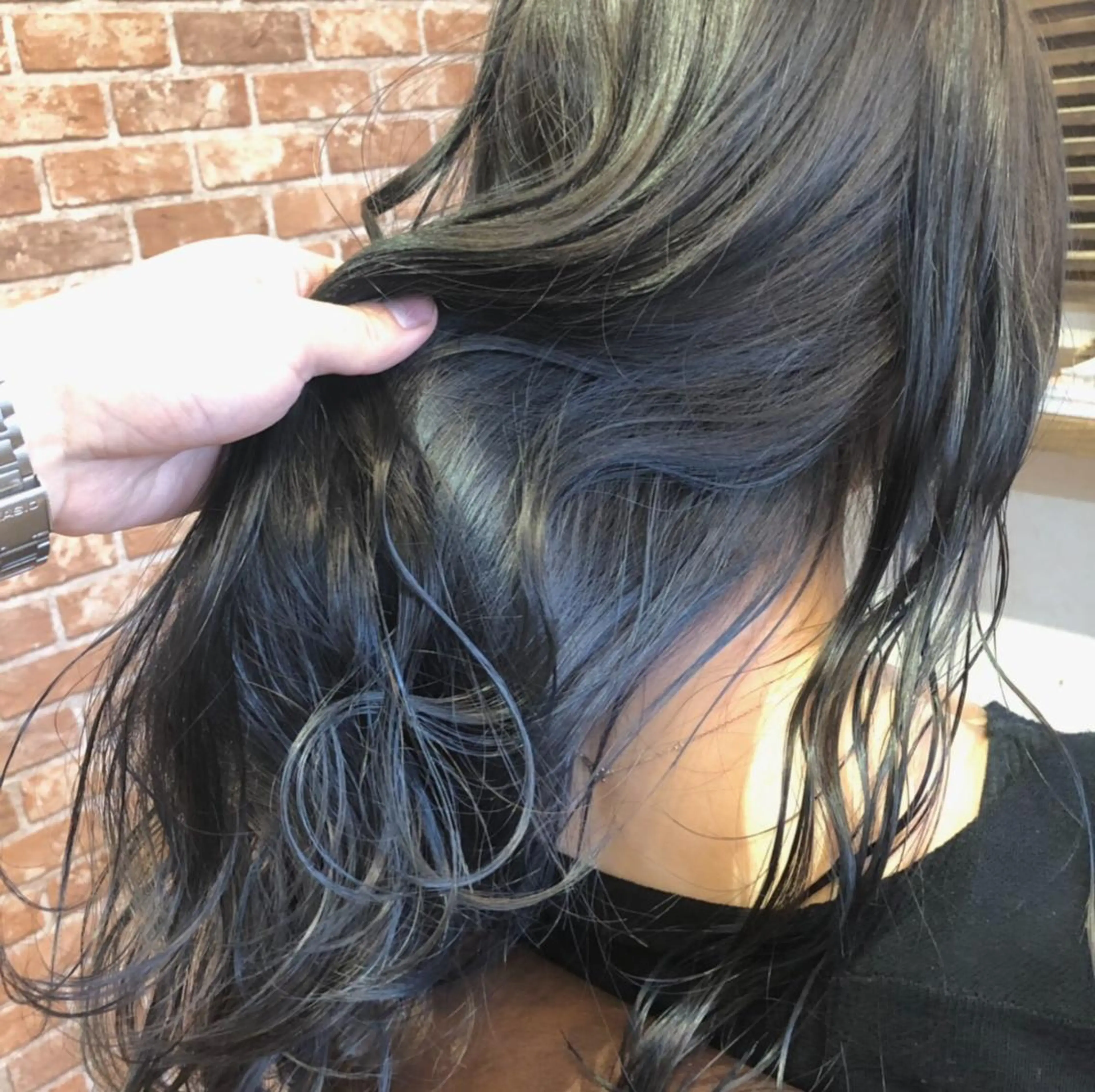 ロング カラー 黒髪 ブリーチ ブルーカラー ネイビーカラー ブルームーン所属・モリタ ミツキのヘアスタイル