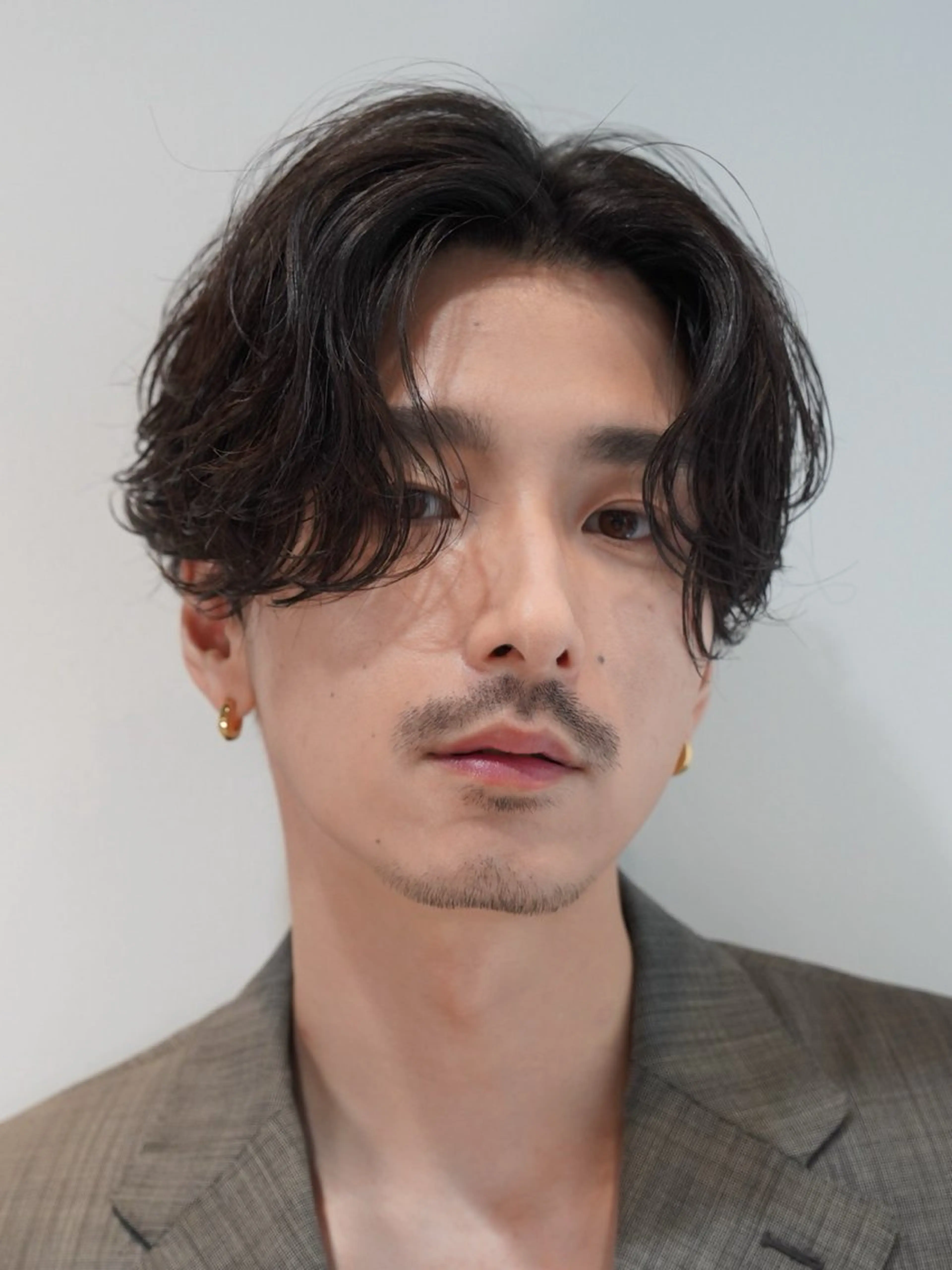 パーマ メンズ センターパート フェザーパーマ メンズパーマ ニュアンスパーマ パーマ fifth 渋谷原宿 波巻きパーマイノウエのヘアスタイル