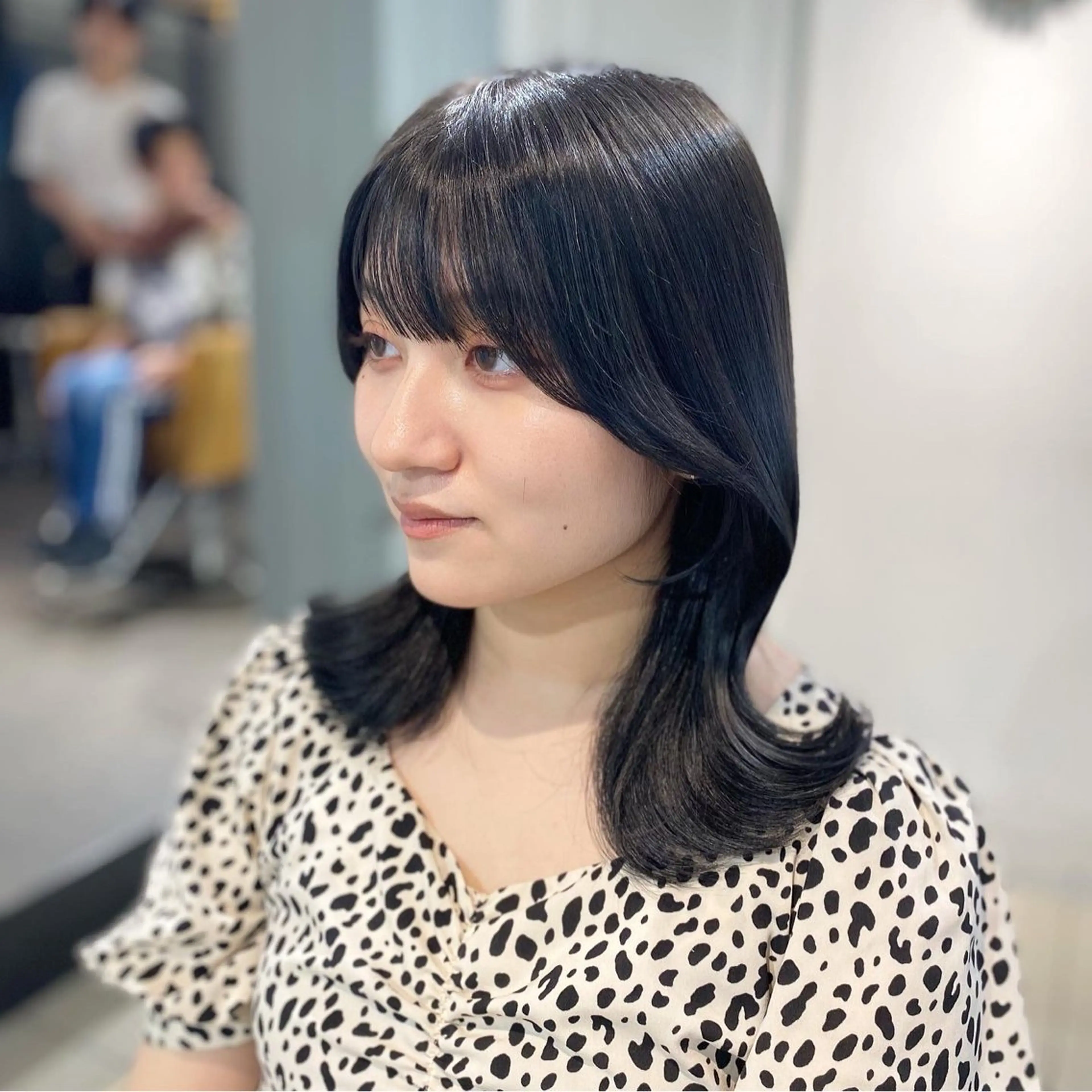 ミディアム カラー アッシュ 黒髪 ブルーカラー ブルーブラック ボブ カット ヘアカラー トリートメント 韓国風レイヤーカット 💎髪質改善"yuiのヘアスタイル