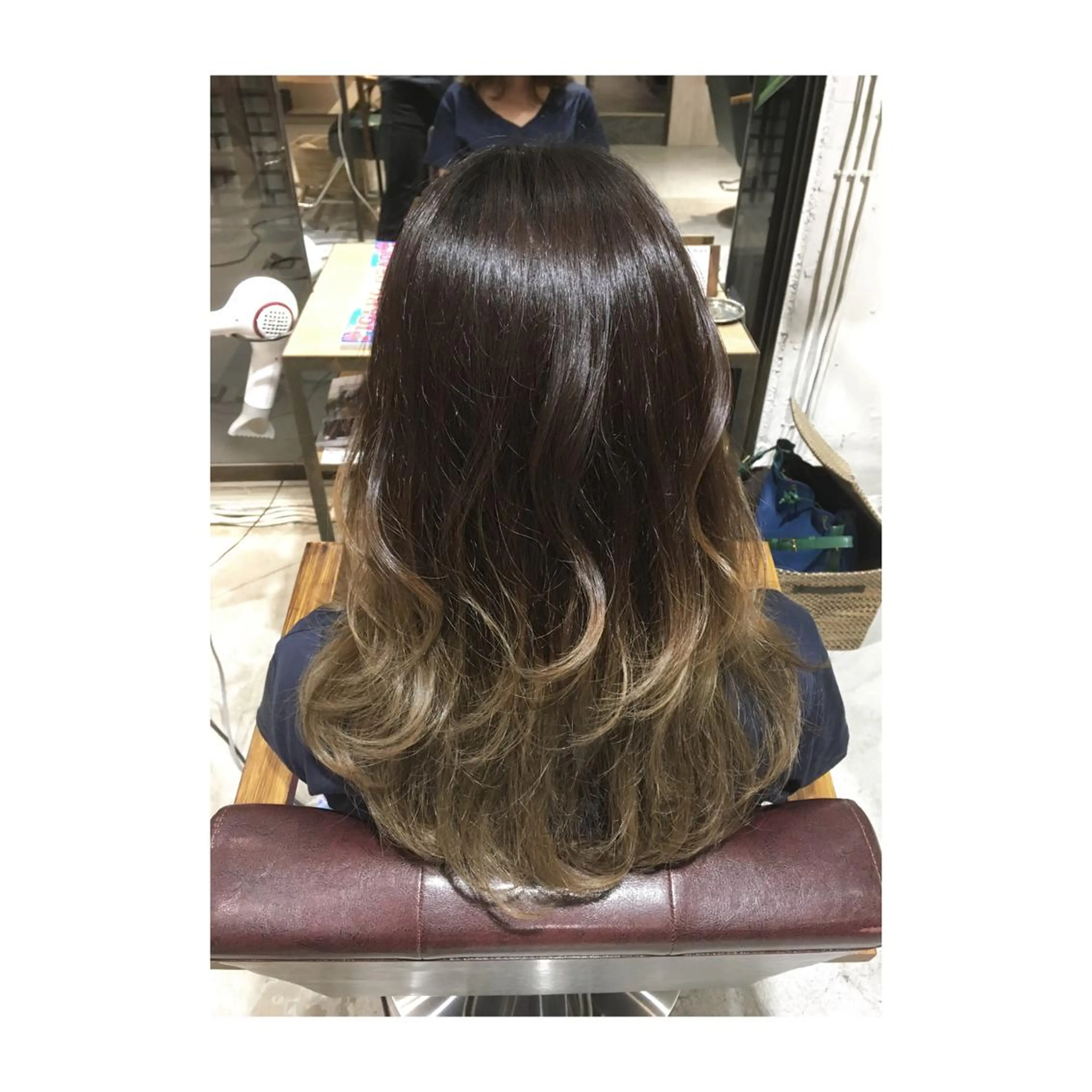 ミディアム セミロング ロング カラー パーマ アッシュ アッシュブロンド ブロンド グラデーションカラー アオガミ （前髪顔周りカット）のヘアスタイル