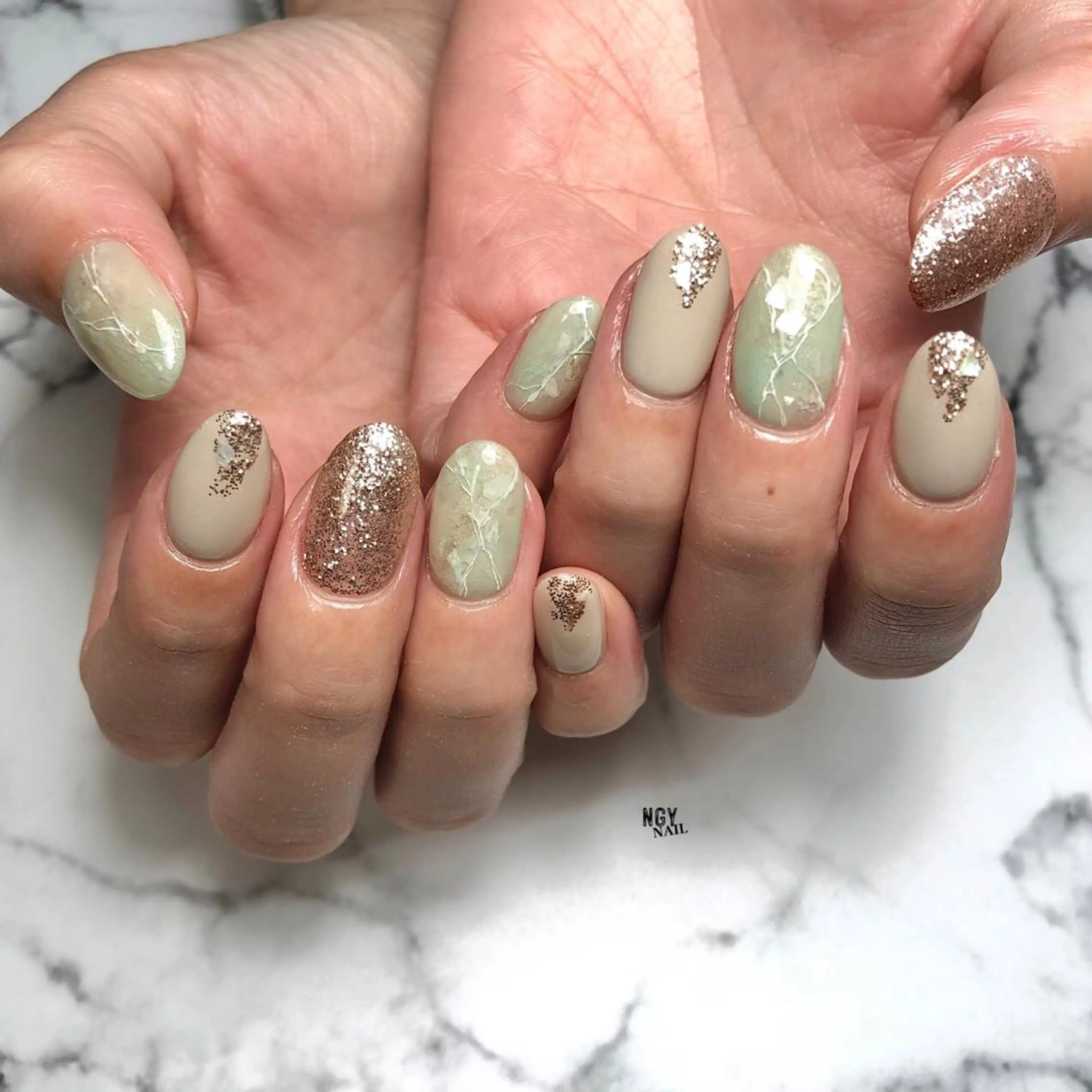ネイル ジェルネイル グリーン ラメ(グリッター) 大理石ネイル(マーブル) ニュアンスネイル ハンドネイル NAIL NOWのネイルデザイン