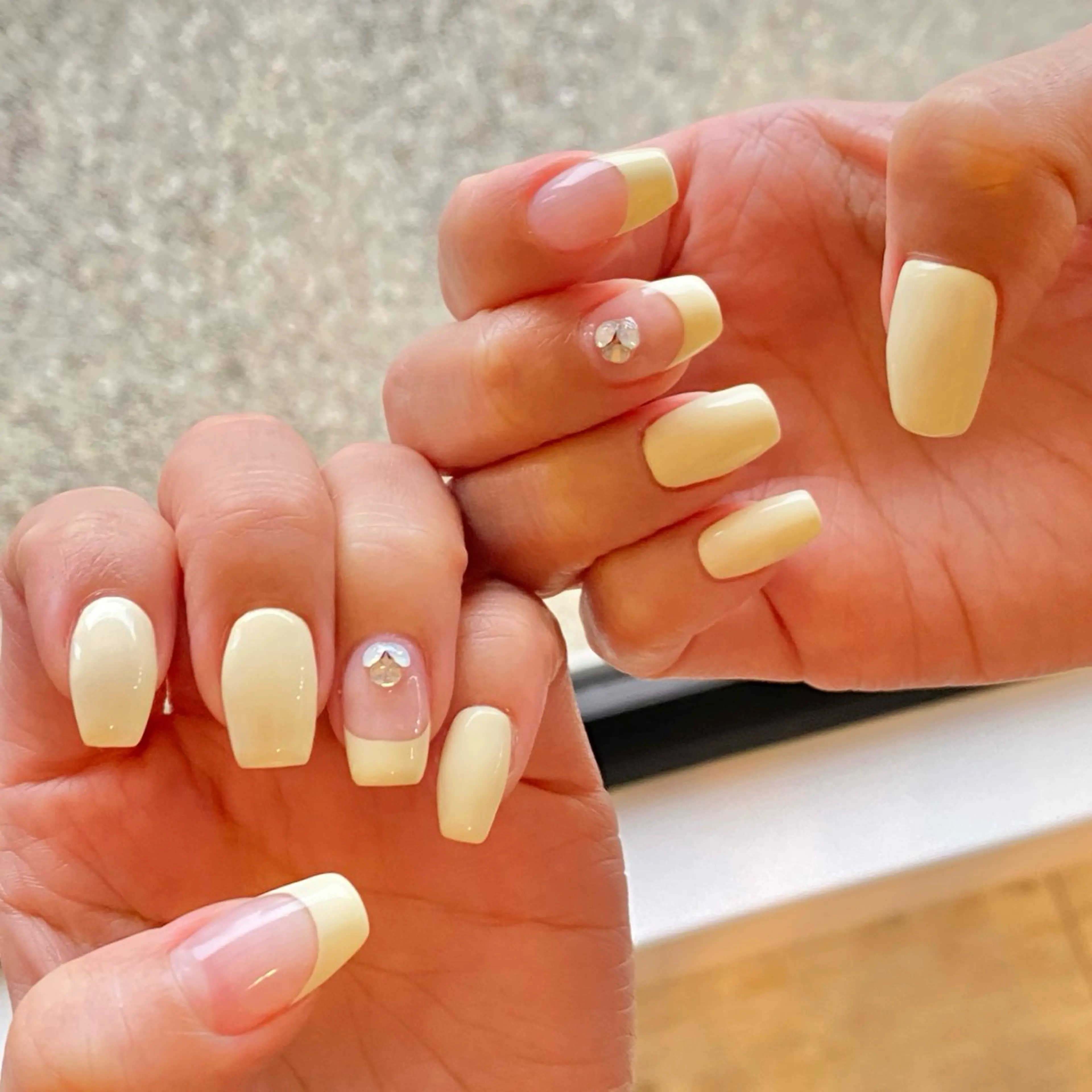 ネイル フレンチネイル 夏ネイル 黄色 ハンドネイル Loca所属・nailsalon Locaのネイルデザイン