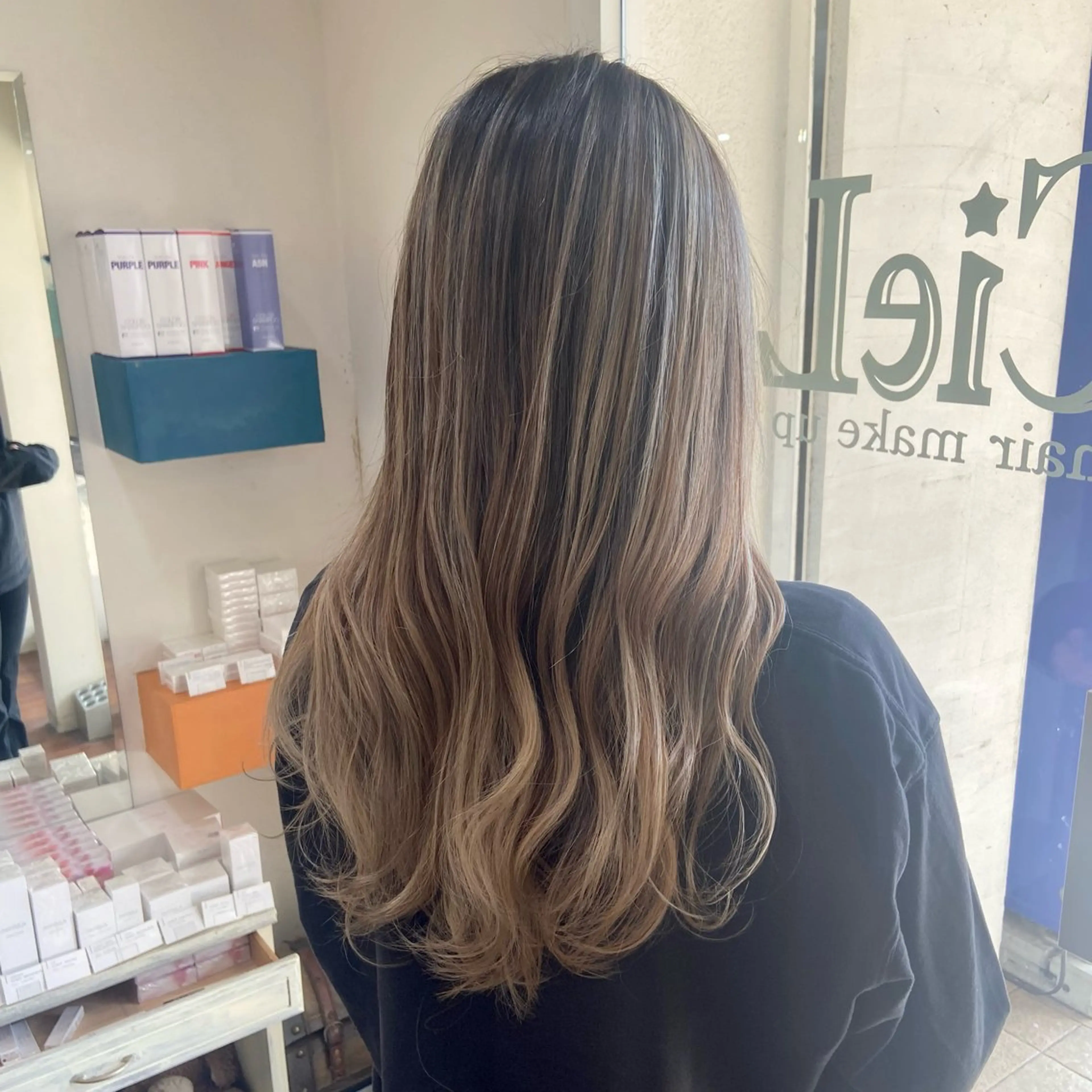 ロング カラー バレイヤージュ ベージュカラー レイヤーカット カット ヘアカラー トリートメント 伏見稲荷/髪質改善/ ブリーチ/西川奈穂のヘアスタイル
