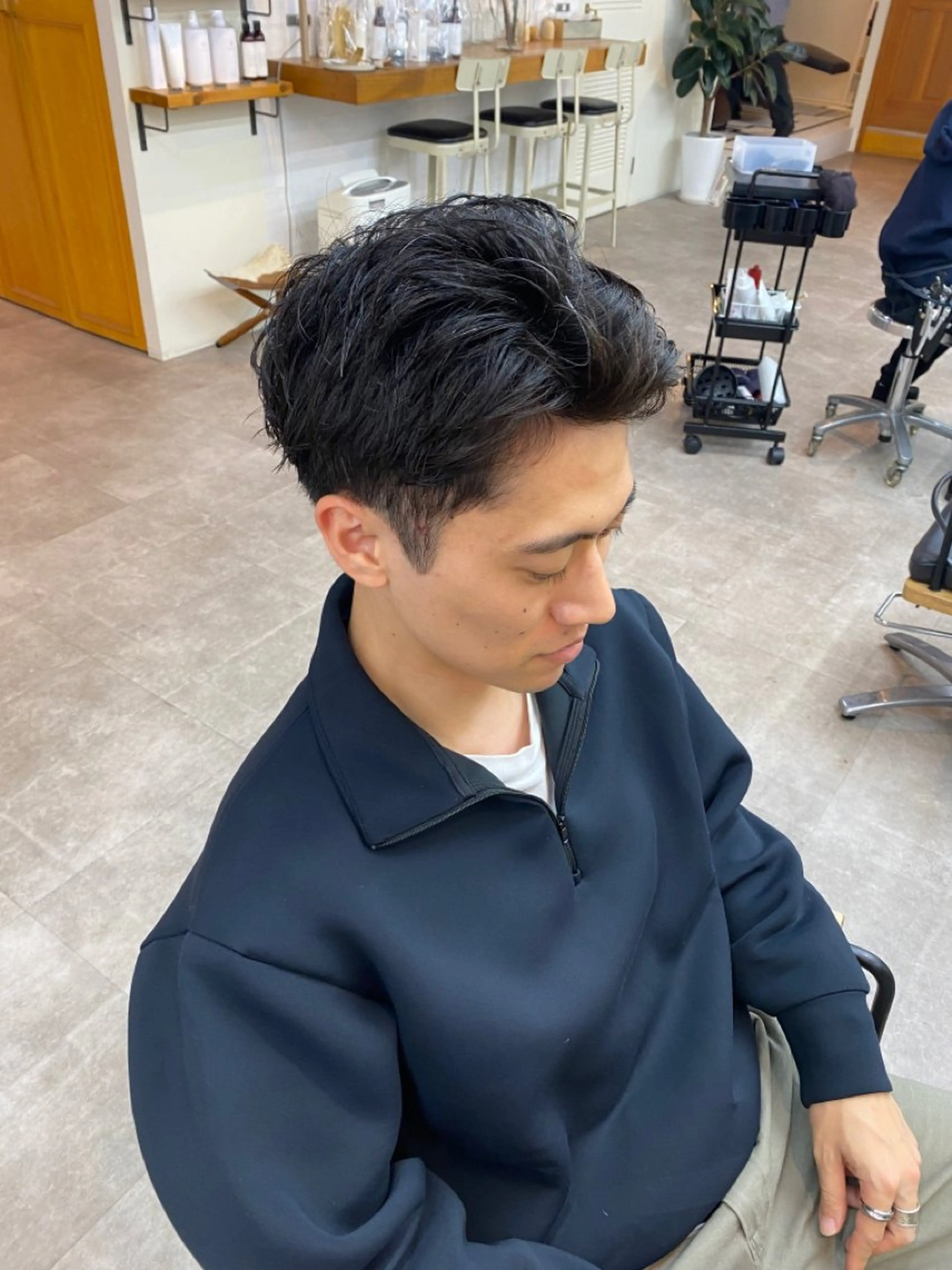 ショート メンズ オールバック カット オリーブカラー🫒 透明感カラーMAOのヘアスタイル