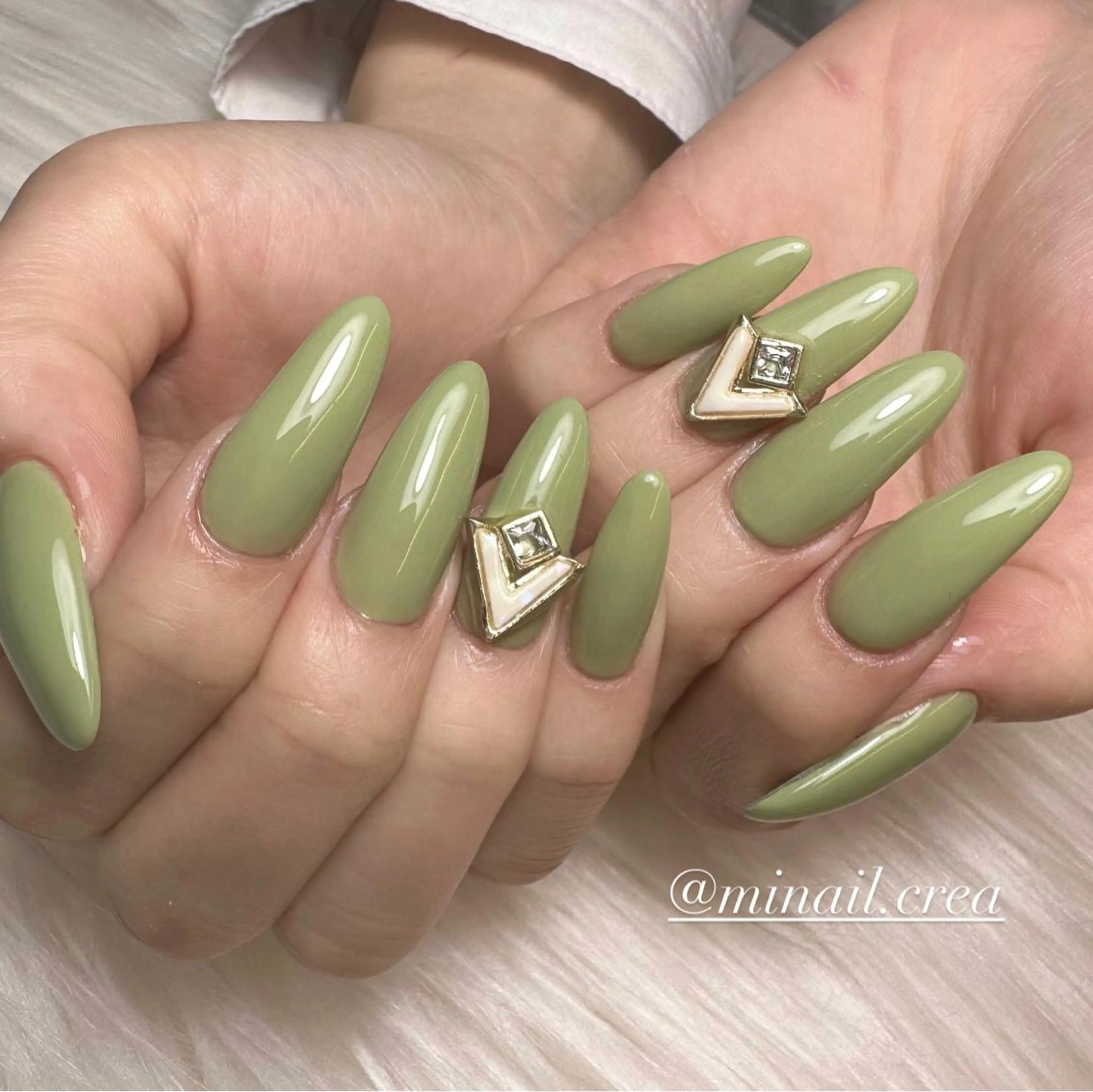 ネイル グリーン ロングネイル ワンカラーネイル スカルプネイル ハンドネイル CRéA　-private nailsalon-所属・CReA nailのネイルデザイン