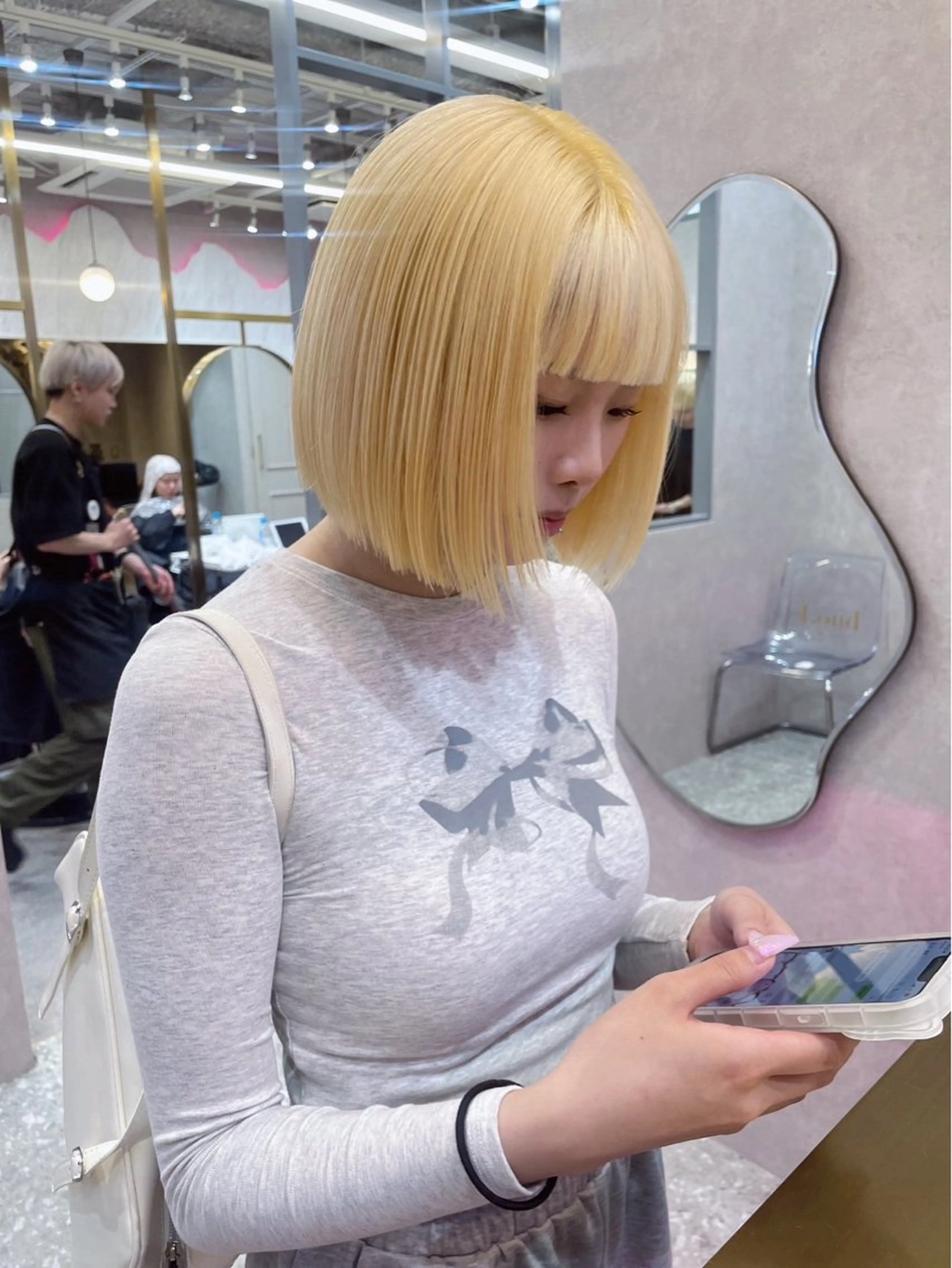 ミディアム karin ボブハイトーンのヘアスタイル