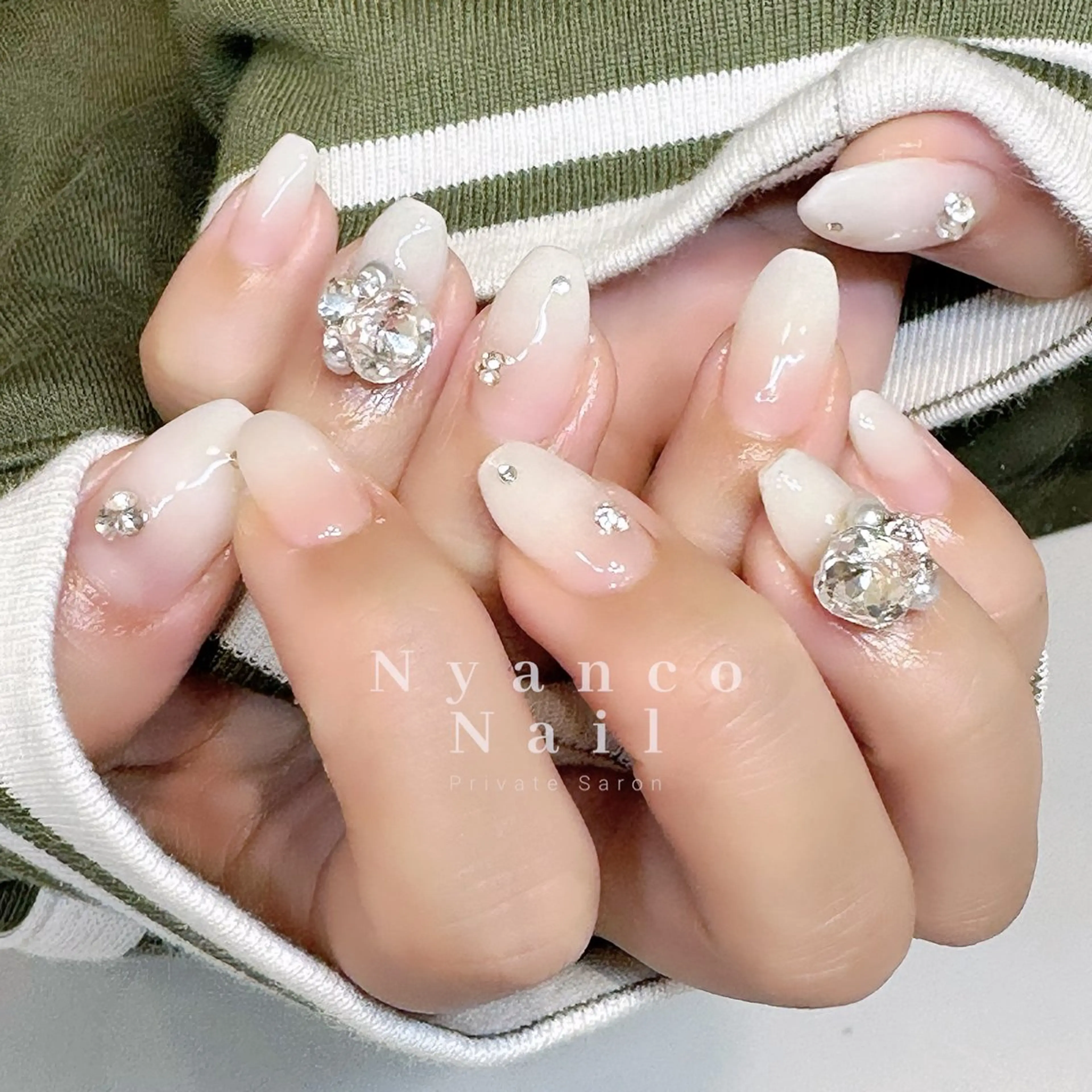 ネイル ジェルネイル グラデーション キラキラネイル ワンホンネイル 冬ネイル Nyanco Nailのネイルデザイン