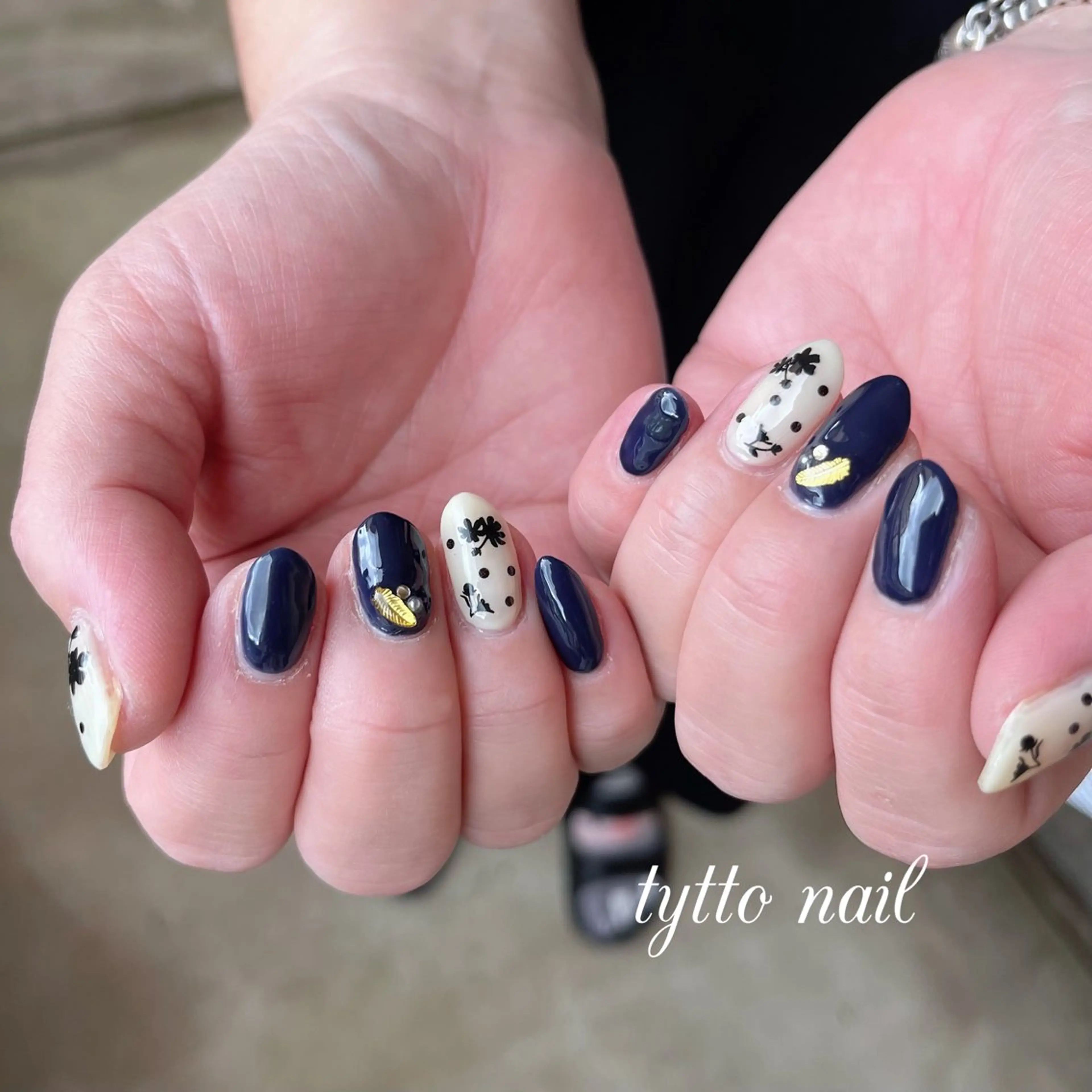 ネイル ブルー フラワーネイル ネイビー ワンカラーネイル ハンドネイル tytto nail ❤︎‪‪eri‪‪のネイルデザイン