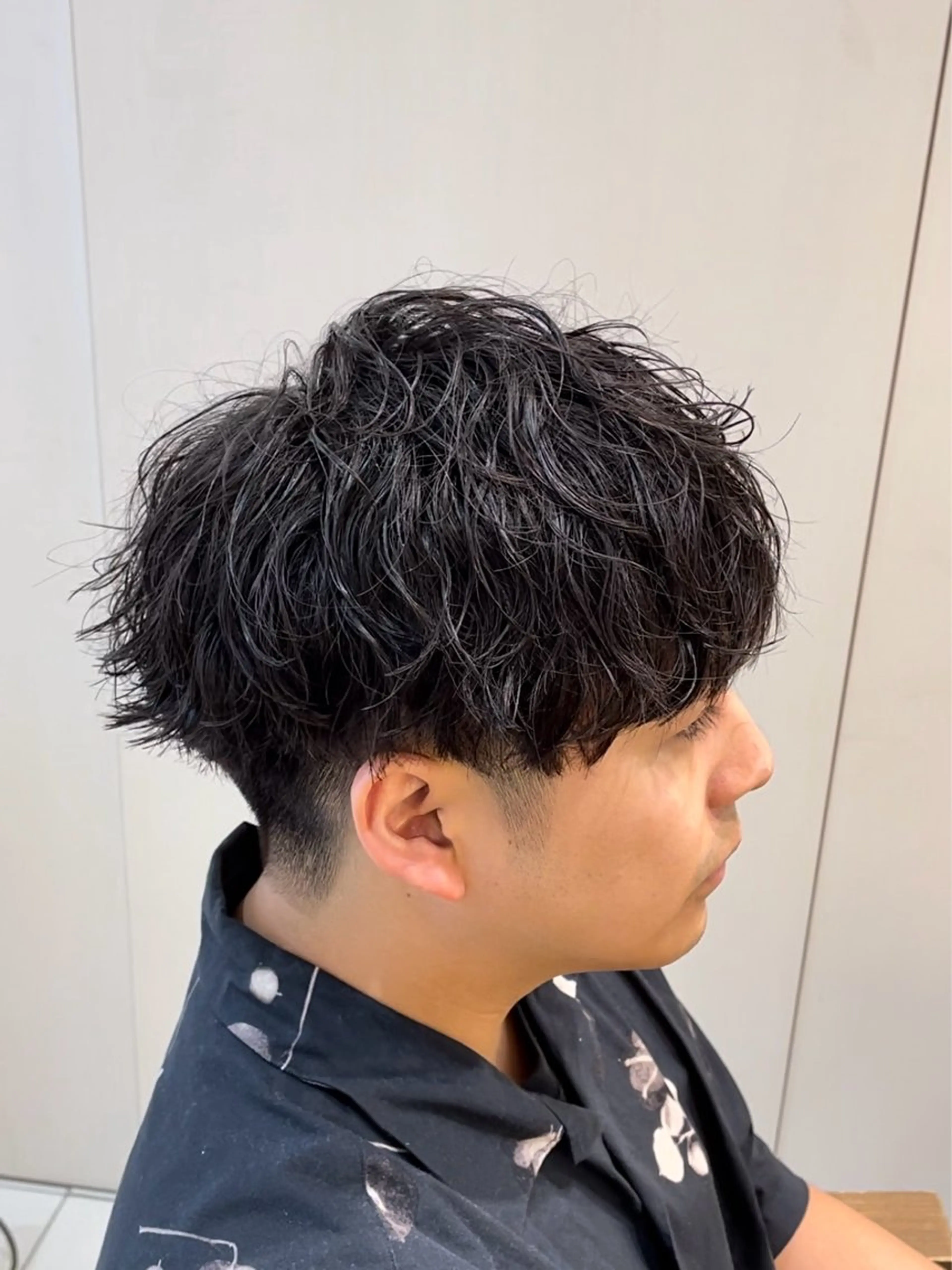 ミディアム パーマ メンズ ミディアムパーマ ダウンパーマ メンズパーマ 学生（メンズ向け） 波巻きパーマ カット パーマ メンズ曲がる縮毛矯正 /本厚木/駅近3分のヘアスタイル