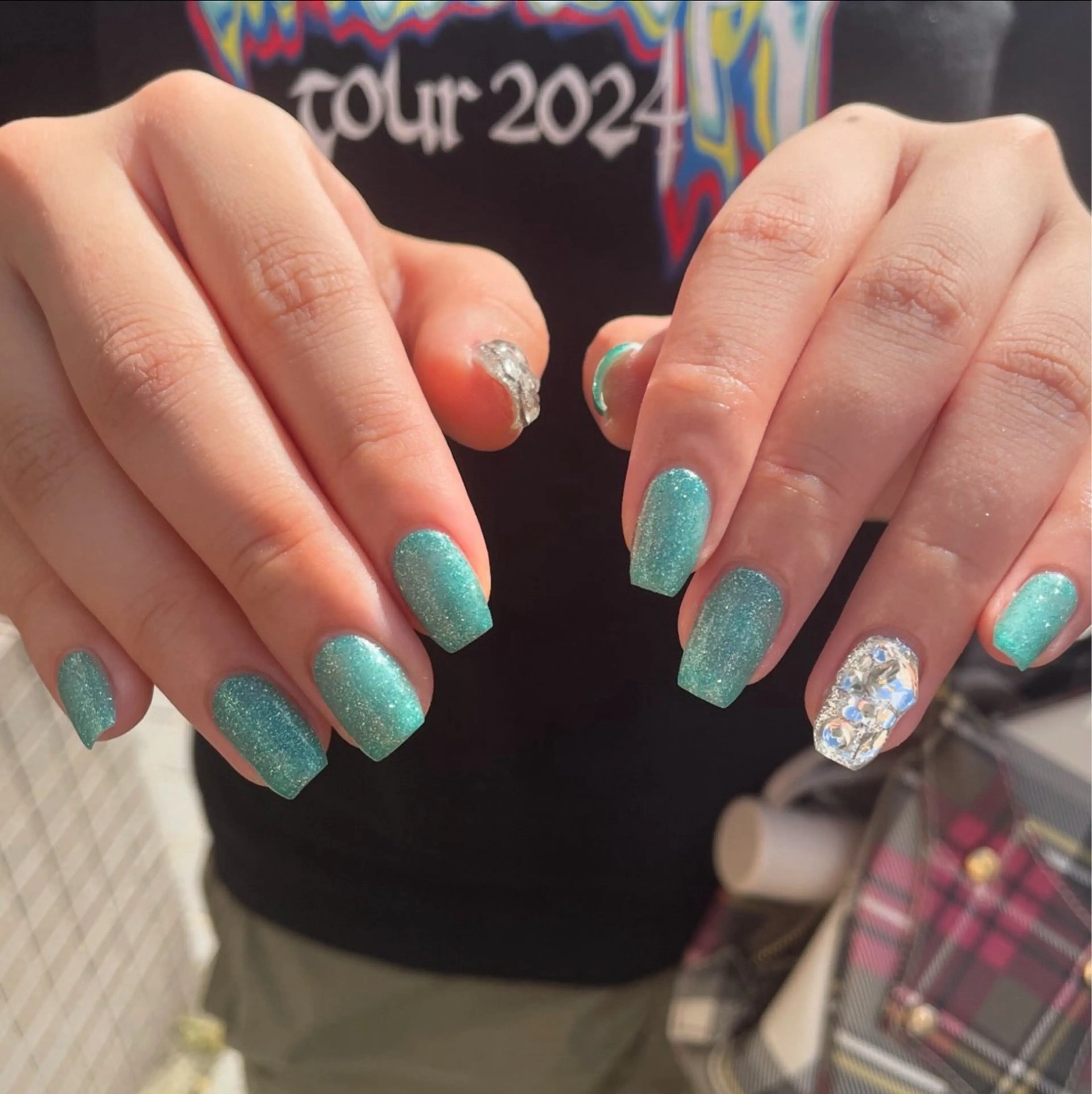 ネイル フラッシュネイル グリーン キラキラネイル シルバー 夏ネイル ハンドネイル ハンドケア 🎀NAIL🎀 AI🪄︎︎◝✩のネイルデザイン