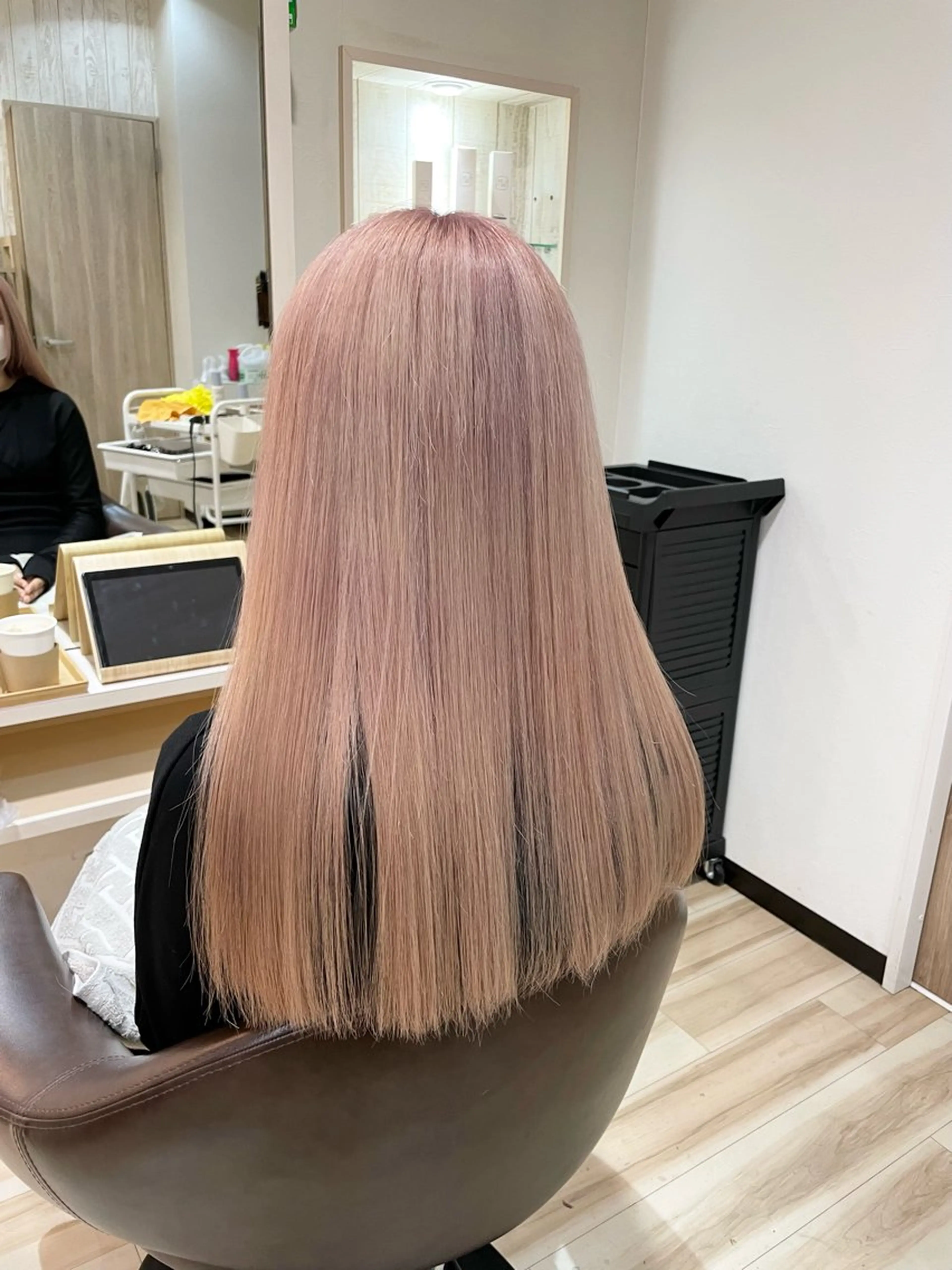セミロング カラー ベージュカラー ブリーチ ピンクカラー ピンクベージュ 🌈派手髪ハイトーン 🌈鈴木亮太🌈のヘアスタイル