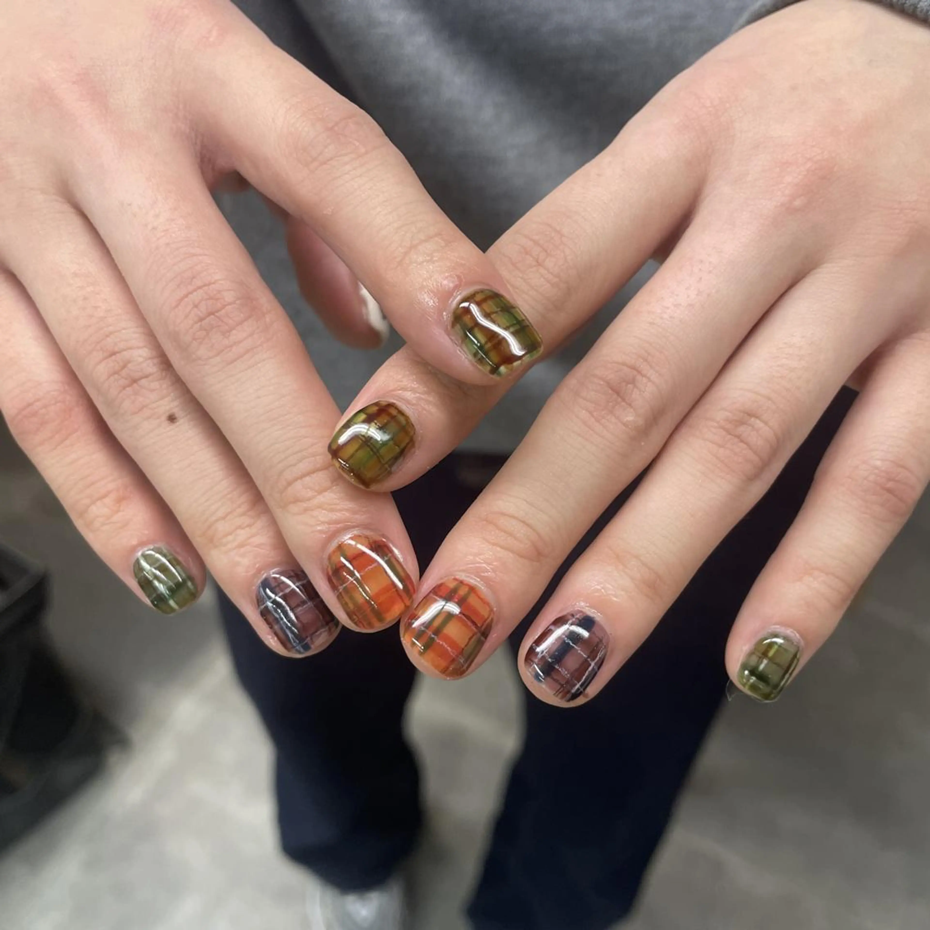 ネイル アートネイル べっ甲ネイル ジェルネイル グリーン キラキラネイル nailstudio eviz新宿店のネイルデザイン