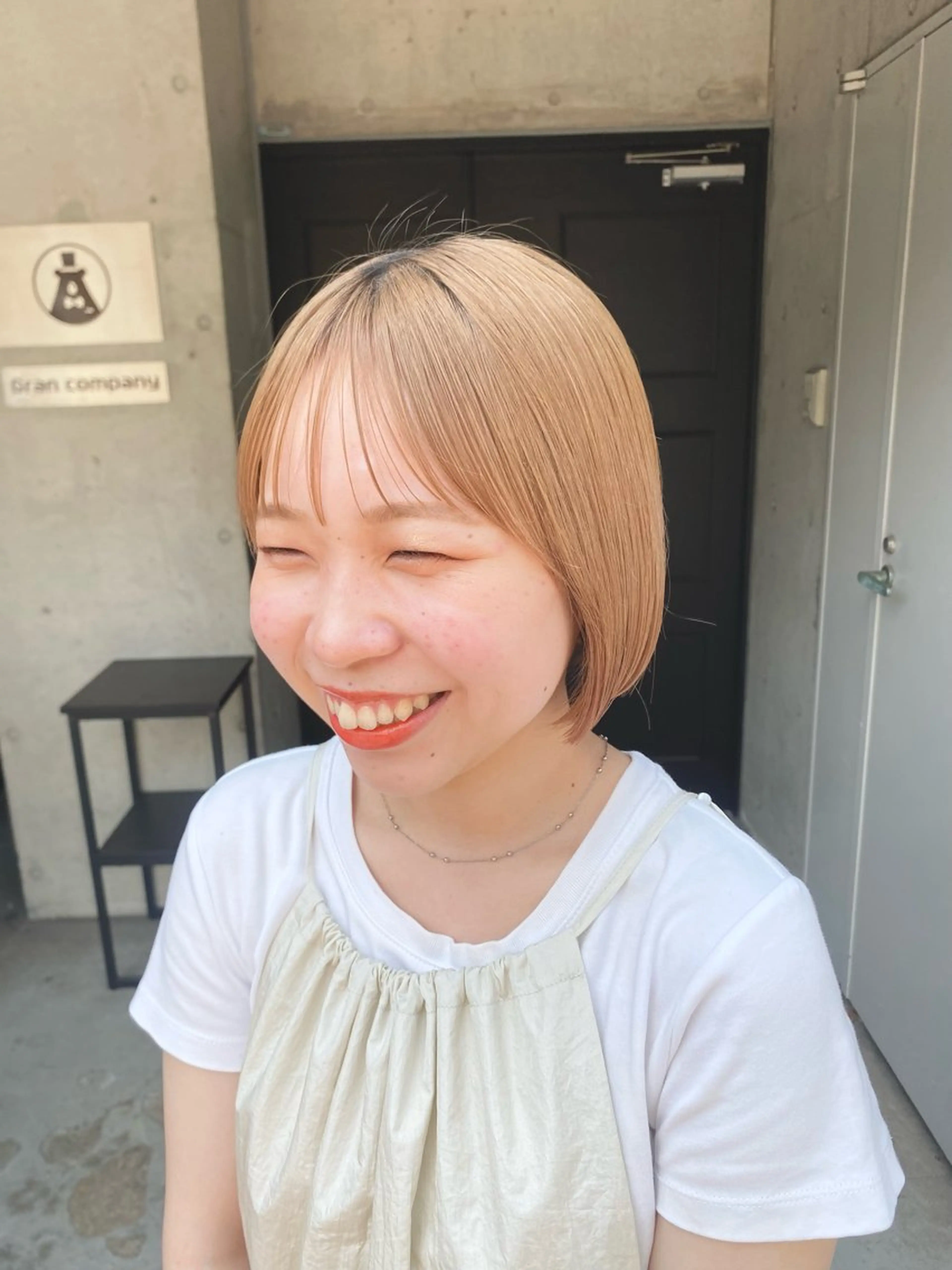 ショート カラー ブリーチ ハイトーンカラー shiori/暖色/ レイヤー/似合わせのヘアスタイル