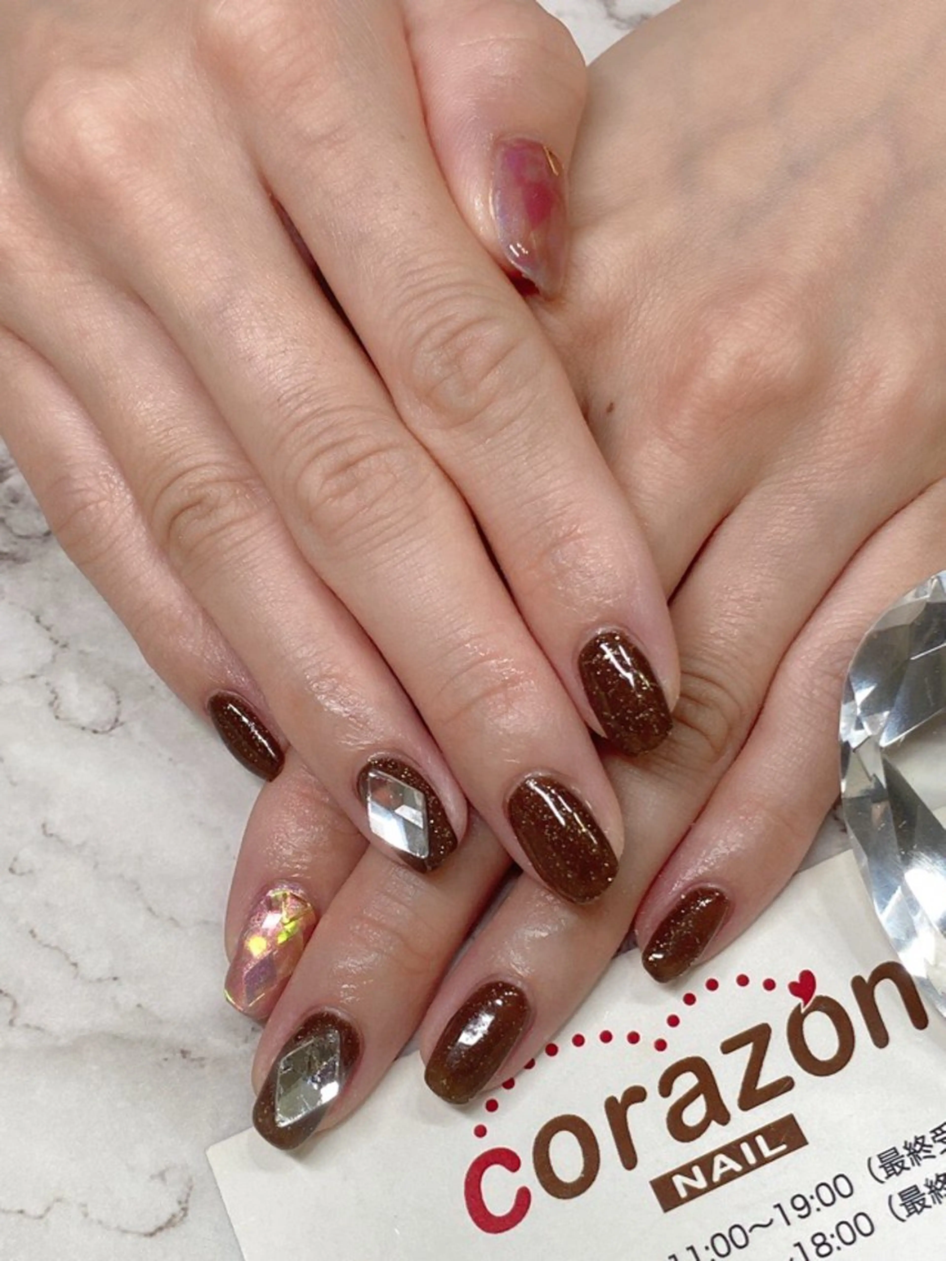 ネイル アートネイル ブラウン 氷ネイル・うるうるネイル ラメ(グリッター) ストーンネイル corazon所属・ネイリスト aicoのネイルデザイン