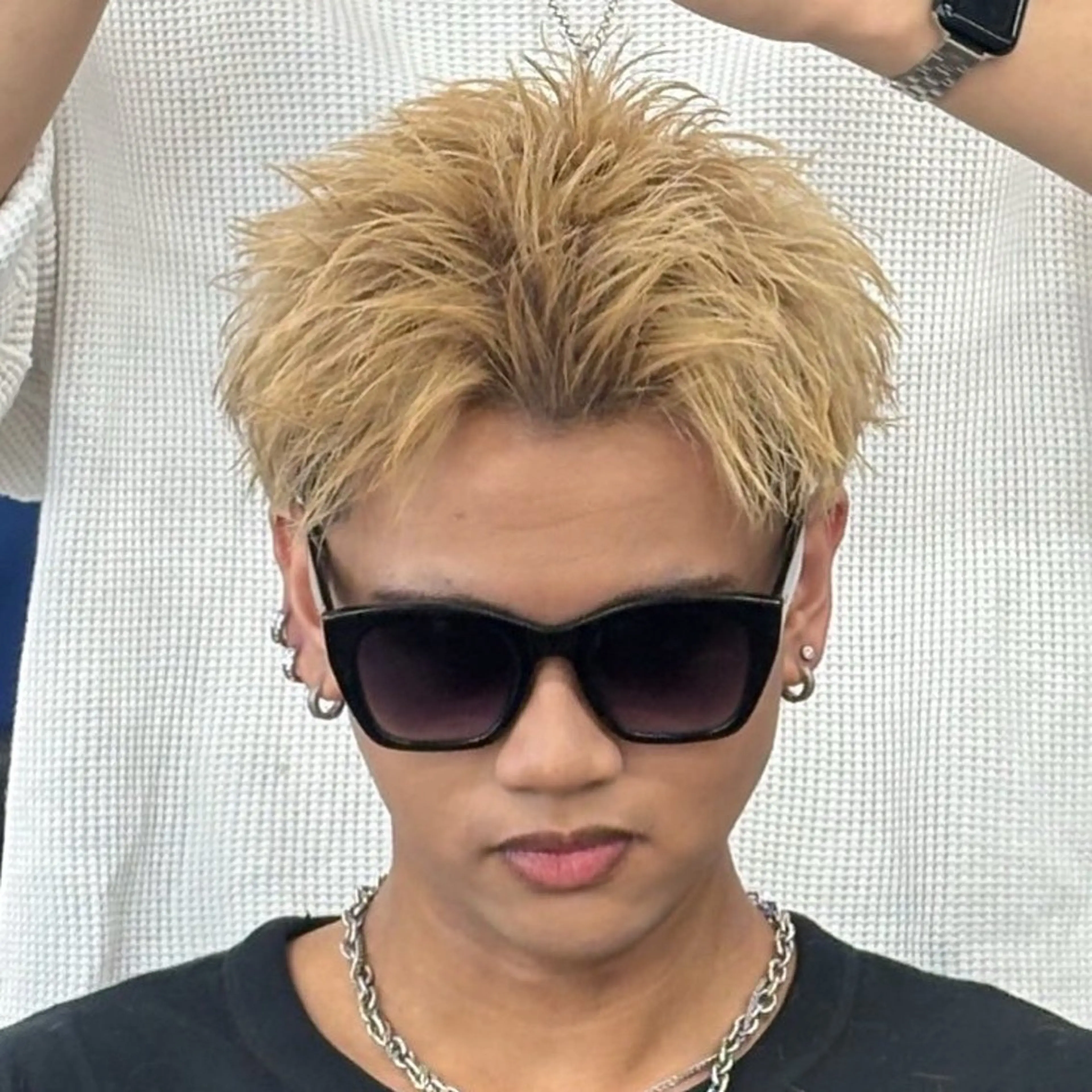 ショート カラー メンズ 波巻きパーマ 朝崎倭斗のヘアスタイル