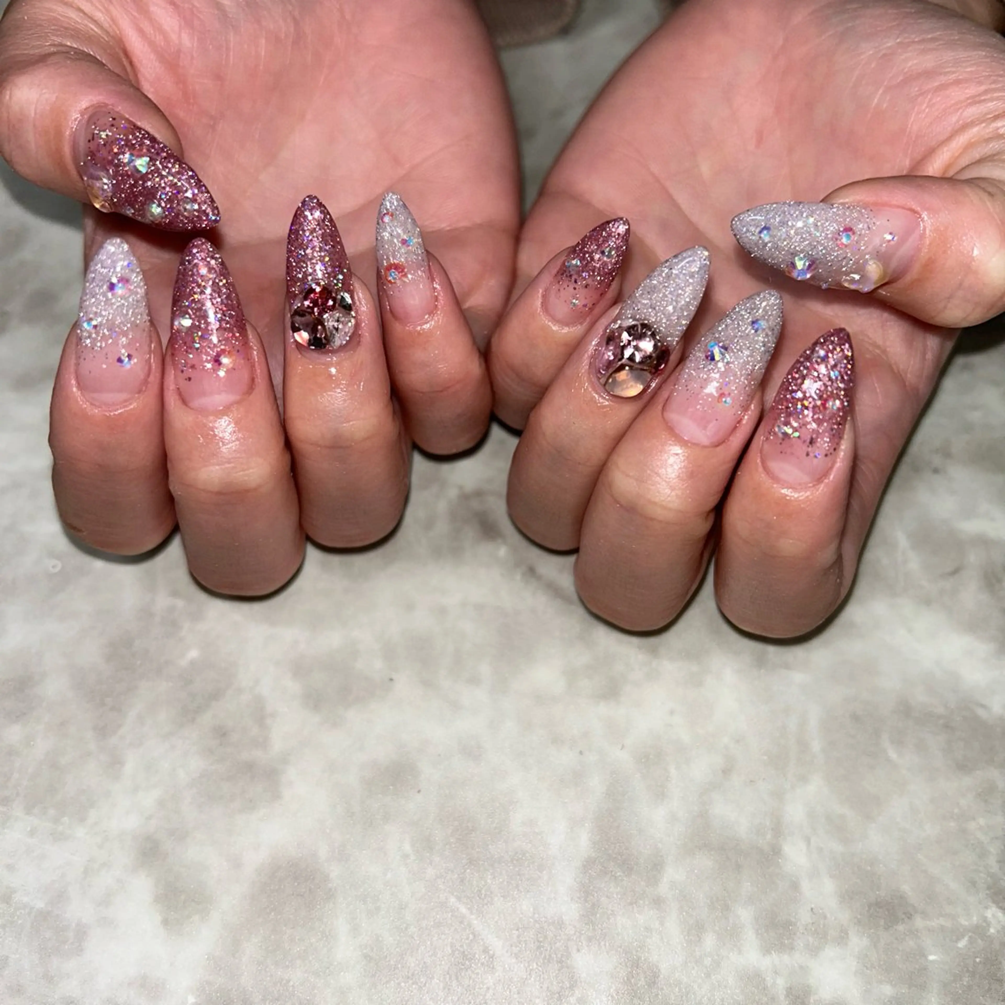 ネイル フラッシュネイル グラデーション ラメ(グリッター) ラメグラデーション ストーンネイル ハンドネイル ハンドケア Nail salon ｉｒｏｈ．のネイルデザイン