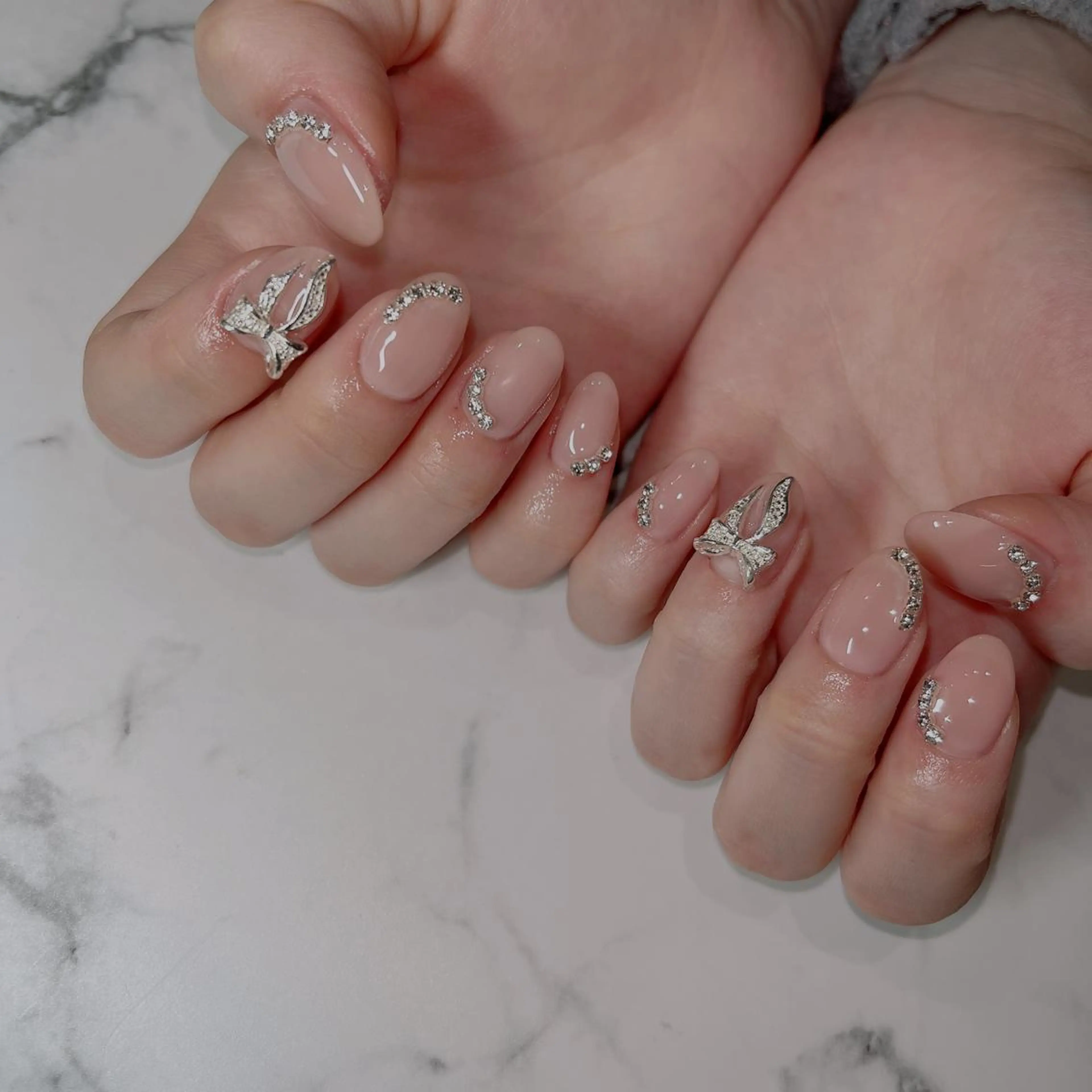 ネイル フットネイル フレンチネイル ジェルネイル ラメ(グリッター) ラメグラデーション ハンドネイル NEO Beauty Salon所属・𝐍𝐄𝐎 𝐉𝐔𝐑𝐈のネイルデザイン