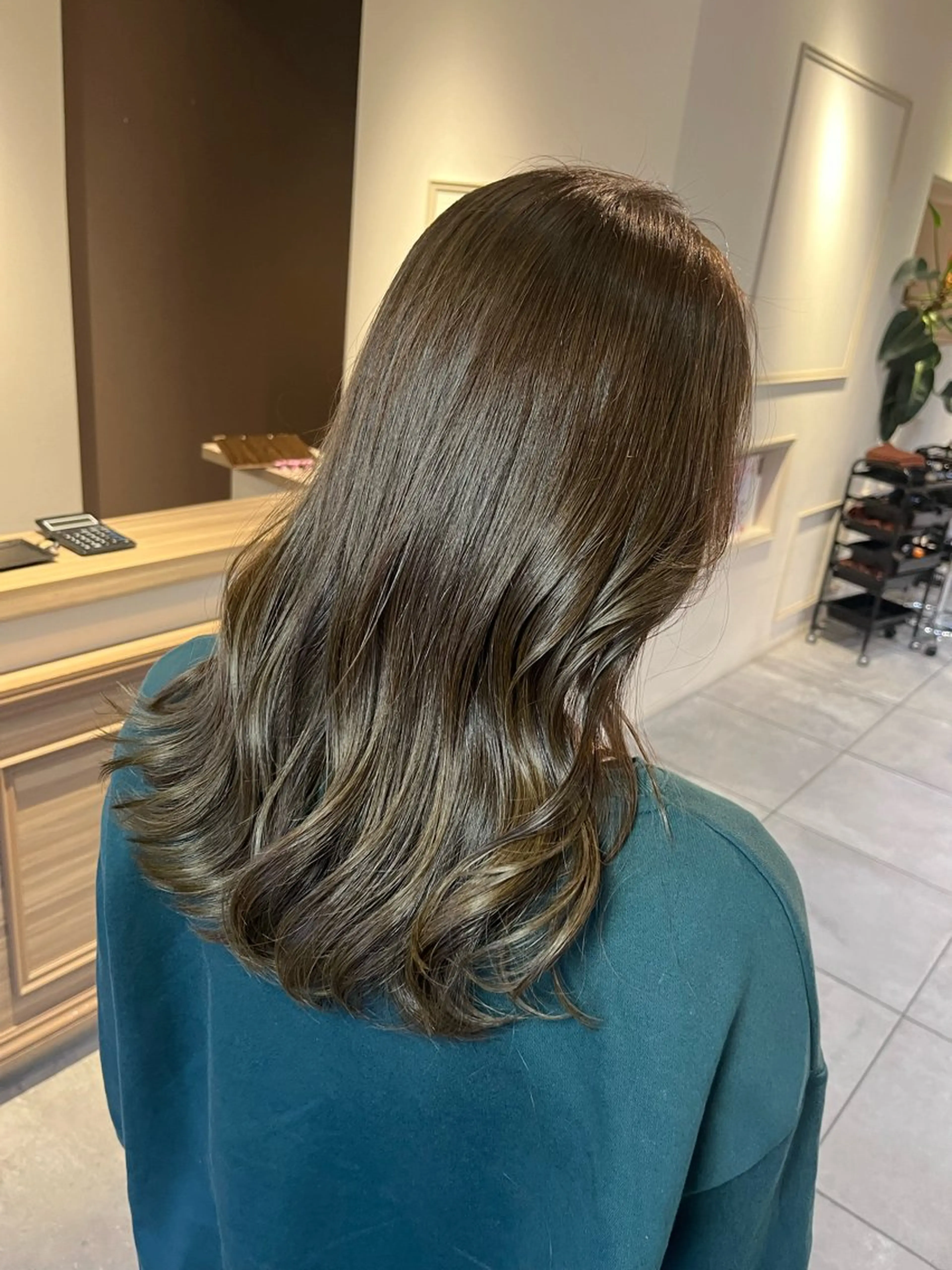 ロング カラー グレージュ オリーブグレージュ オリーブグレー ヘアカラー 川越 輝梨奈のヘアスタイル