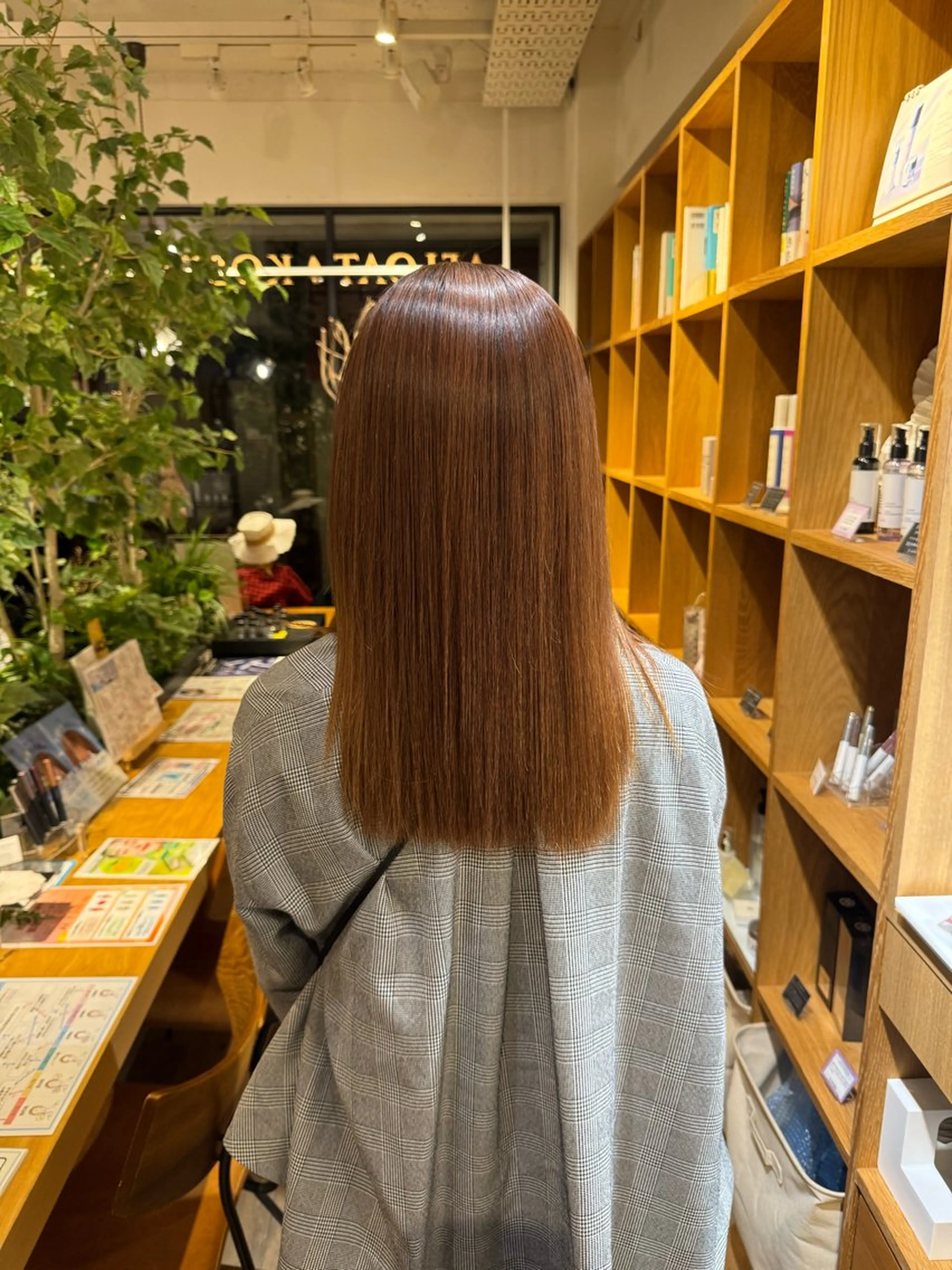 セミロング カット 縮毛矯正 トリートメント afloatkobe所属・美髪/髪質改善 川口凌弥のヘアスタイル