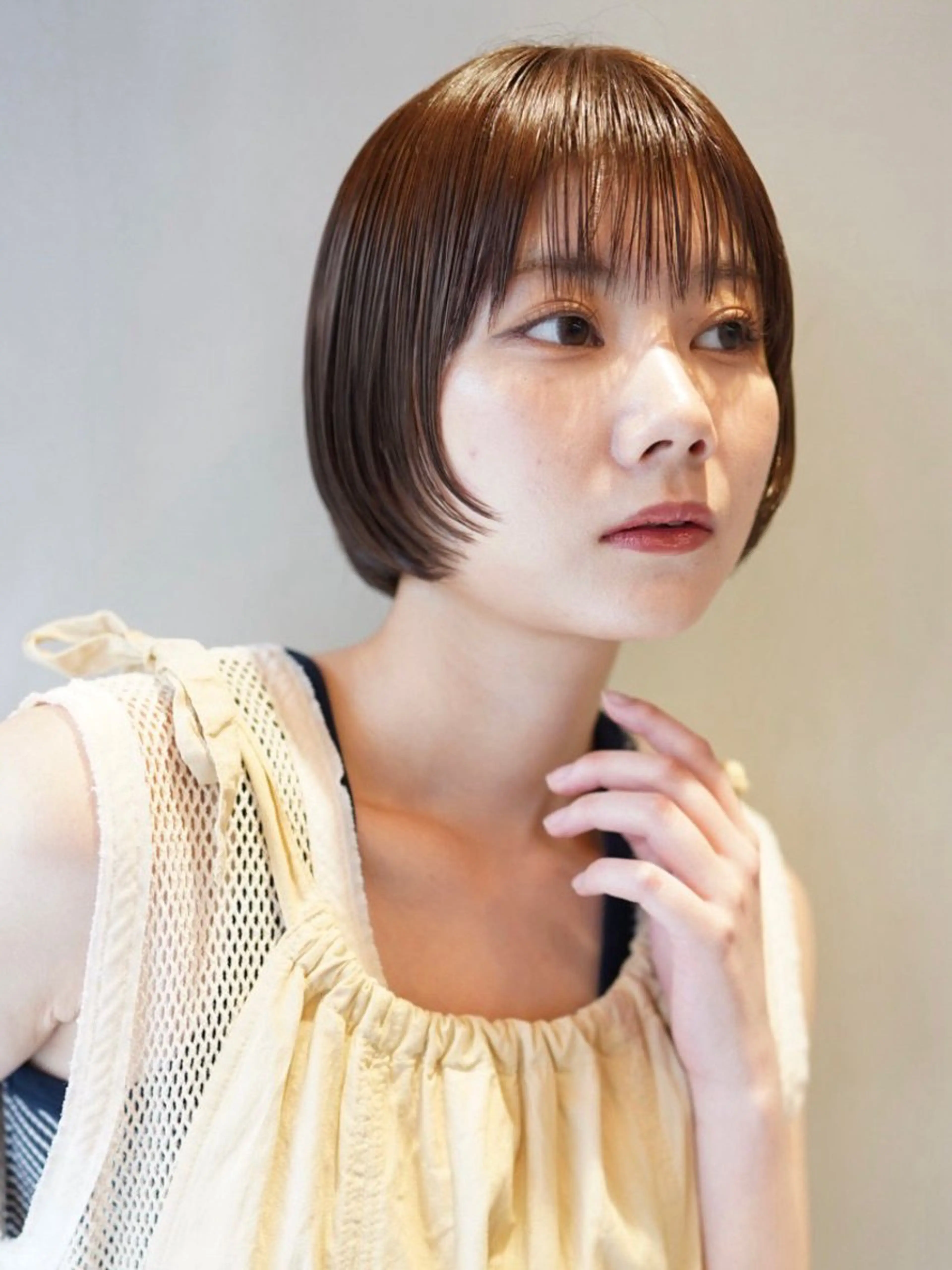 ショート レイヤーカット /センターパートのヘアスタイル