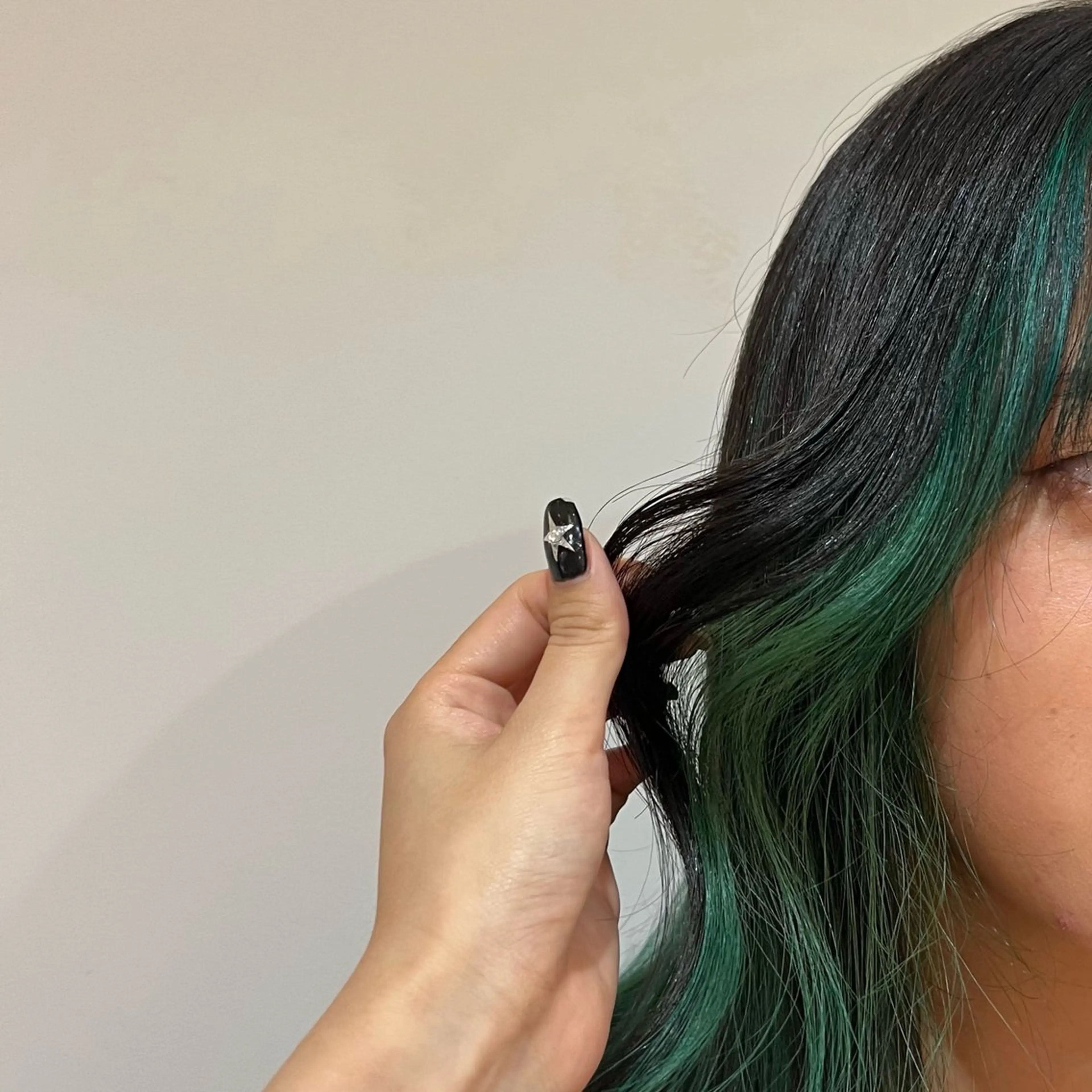 ミディアム カラー ブリーチ インナーカラー ワタナベ モカ🦢ダブルカラーのヘアスタイル