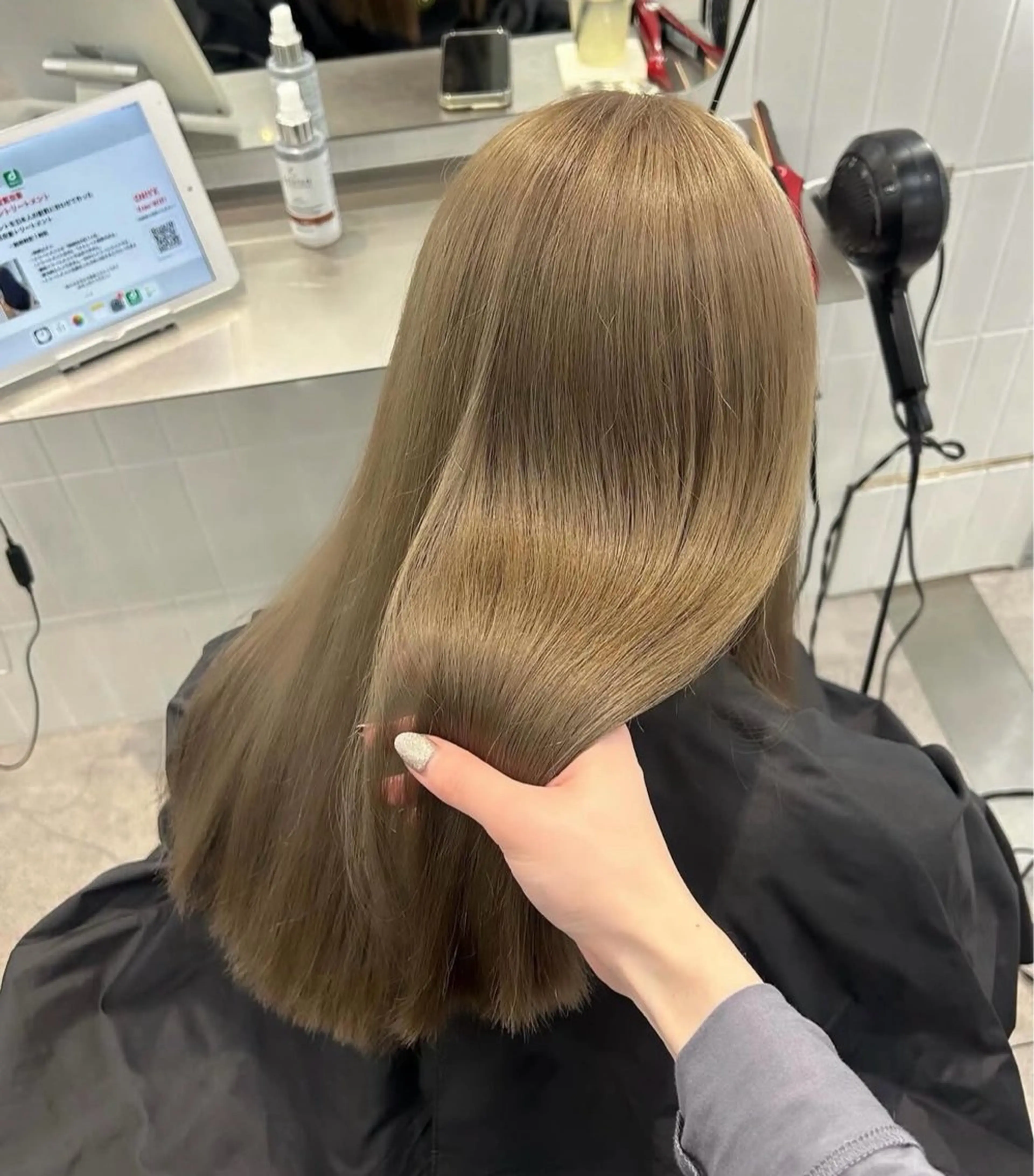 ロング カラー ベージュカラー ブリーチ グレージュ ハイトーンカラー ミルクティーベージュ ヘアカラー 表参道/ハイライト リタッチ/縮毛矯正のヘアスタイル