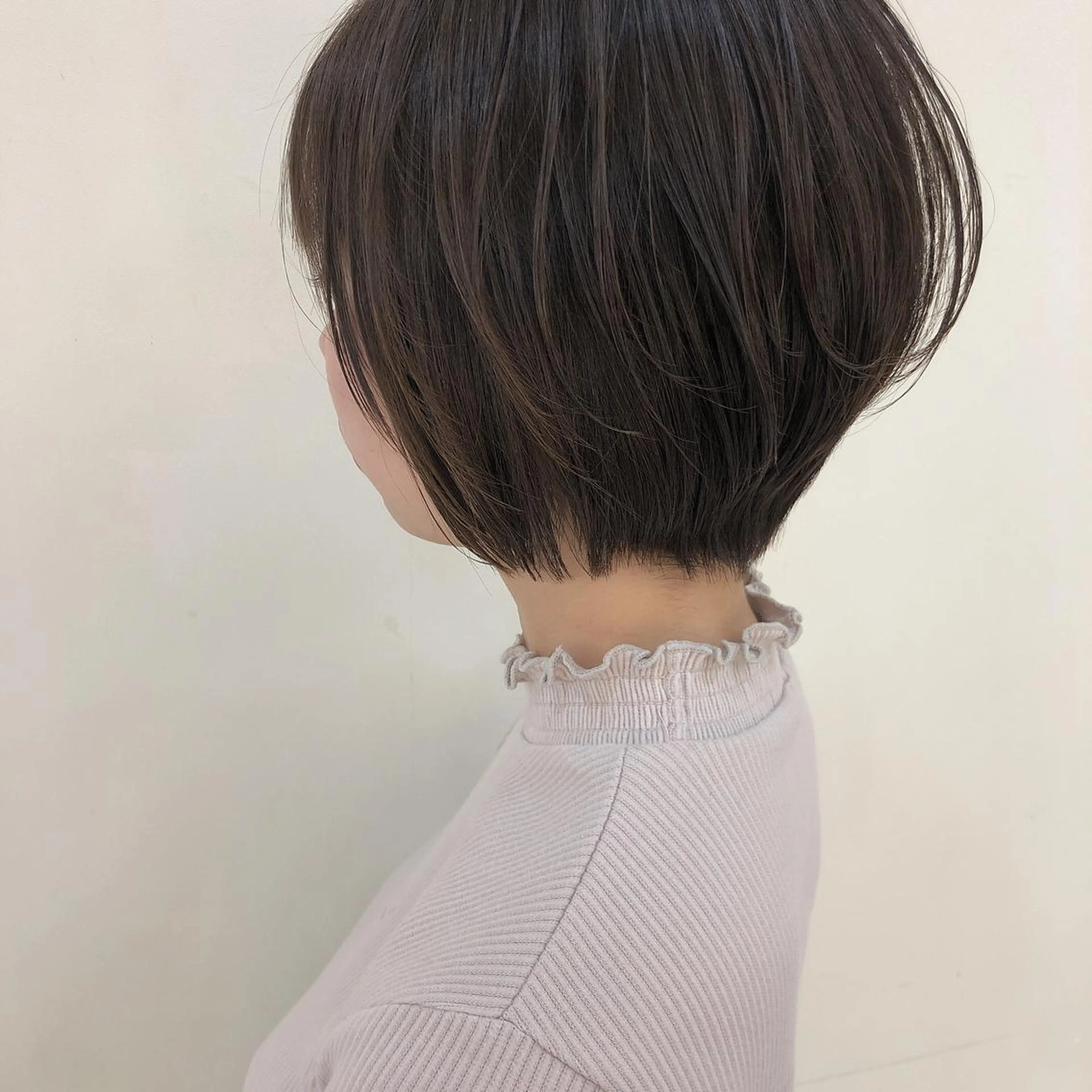 ショート ショートボブ ボブ ショートヘア レイヤー/顔まわり カット/地毛風カラーのヘアスタイル