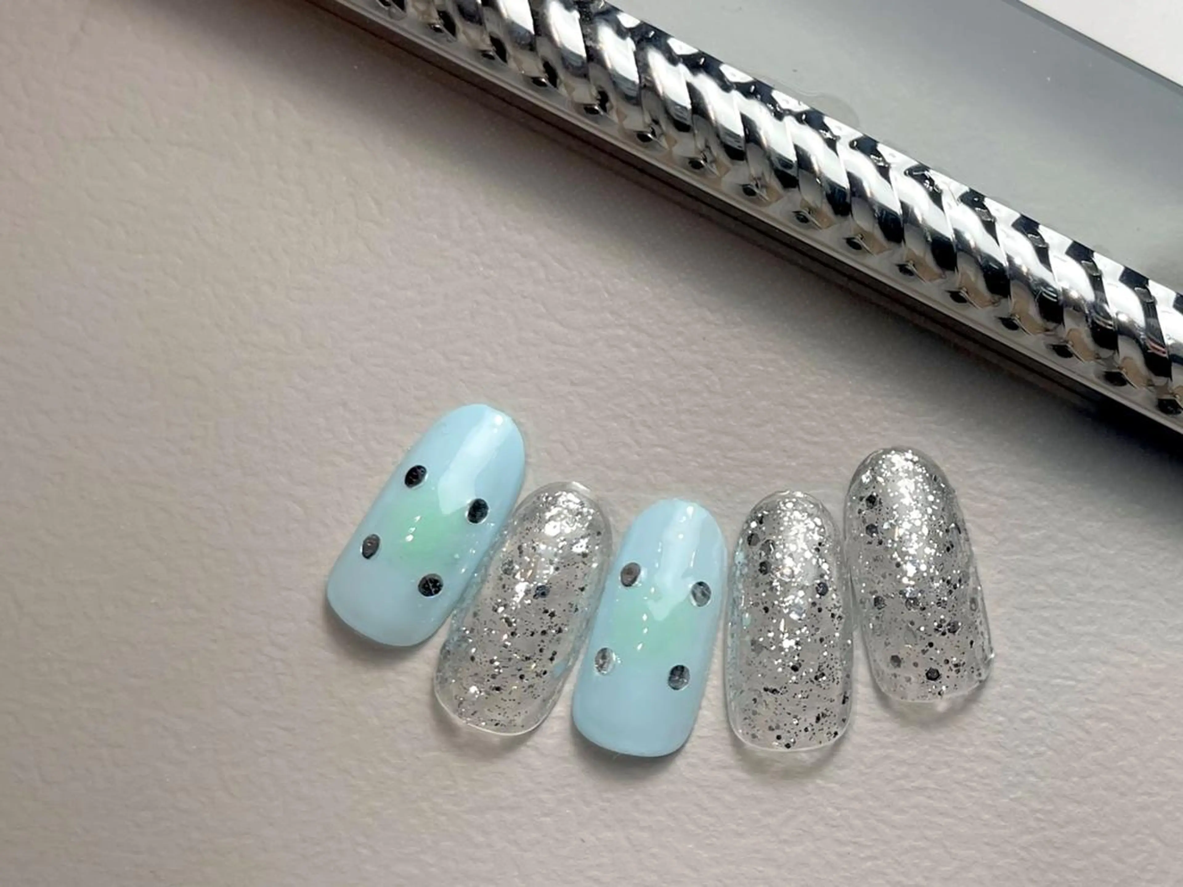 ミディアム ハンドネイル アリアグレイス ネイルサロンのネイルデザイン