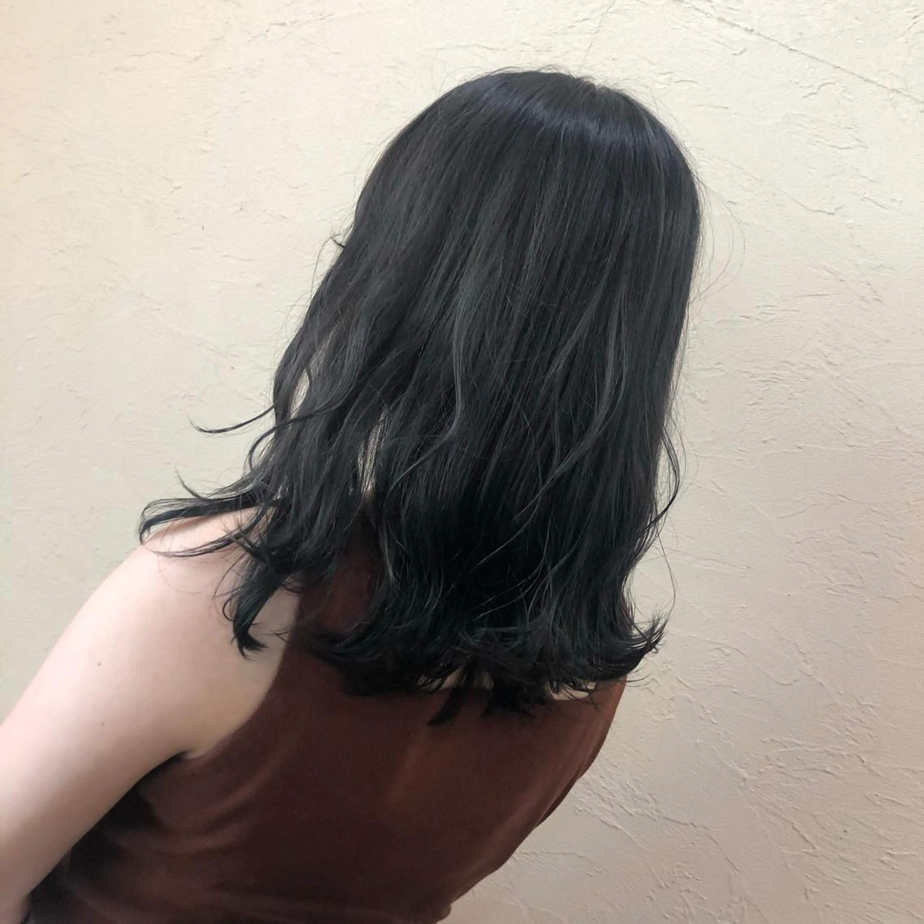 ミディアム カラー 黒髪 ブルーカラー ブルーブラック ハイトーンカラー カット ヘアカラー トリートメント ENIF ヤマグチアツコのヘアスタイル