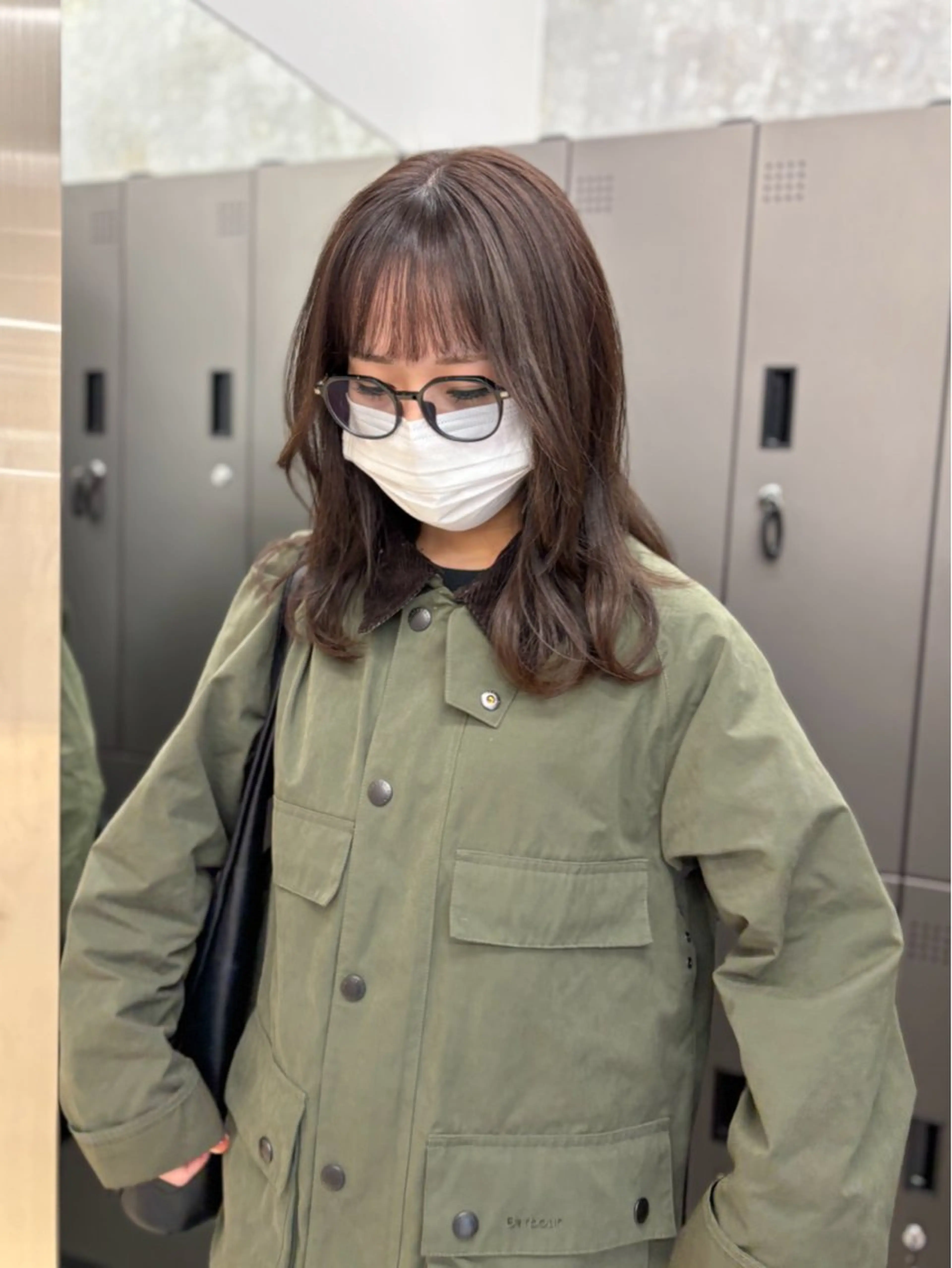 セミロング アッシュ LILi リリのヘアスタイル