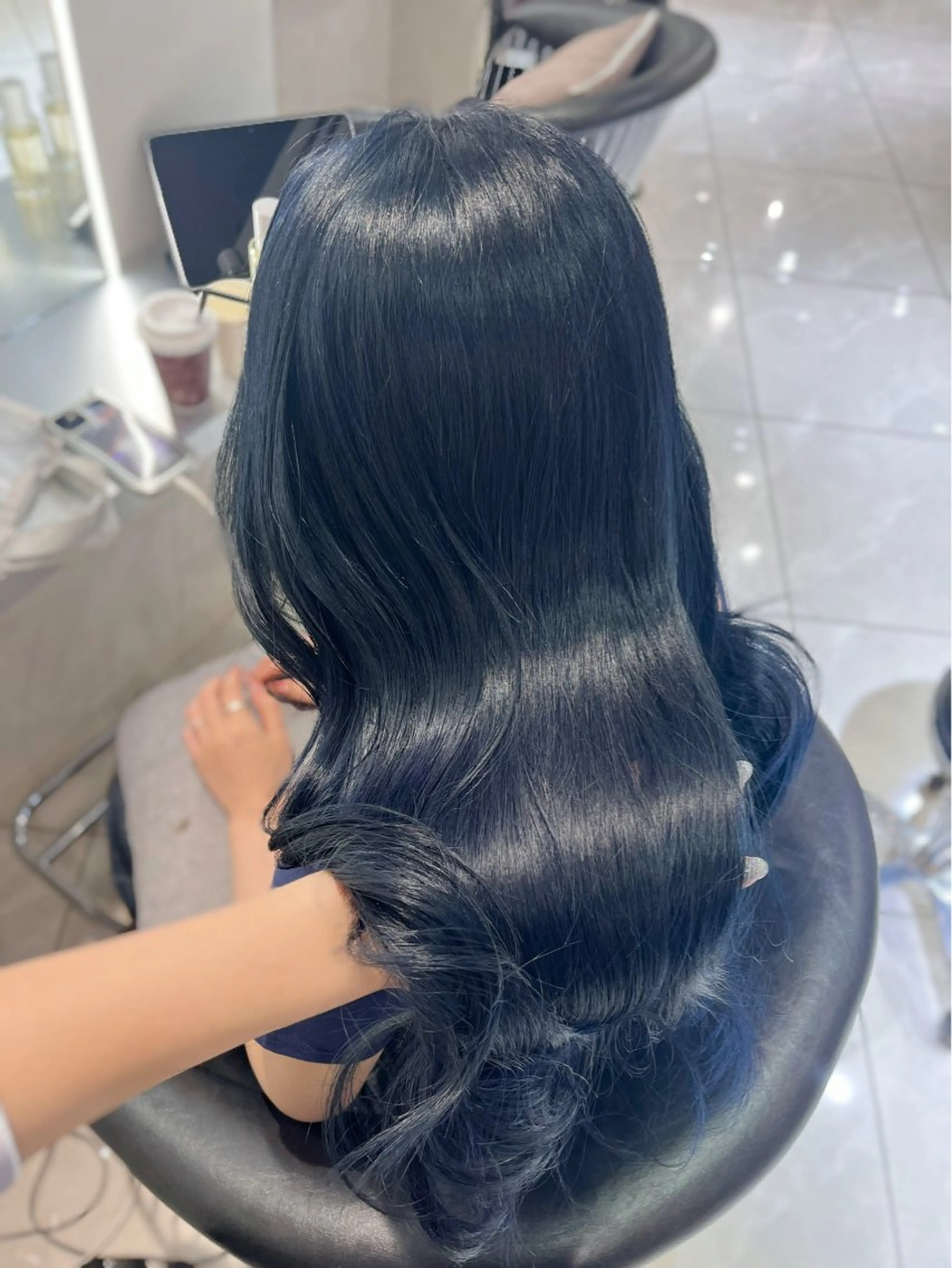 ロング カラー ブリーチ ブルーカラー 透明感カラー ネイビーカラー ヘアカラー トリートメント MITSUKI🤍 モテ髪×韓国レイヤーのヘアスタイル
