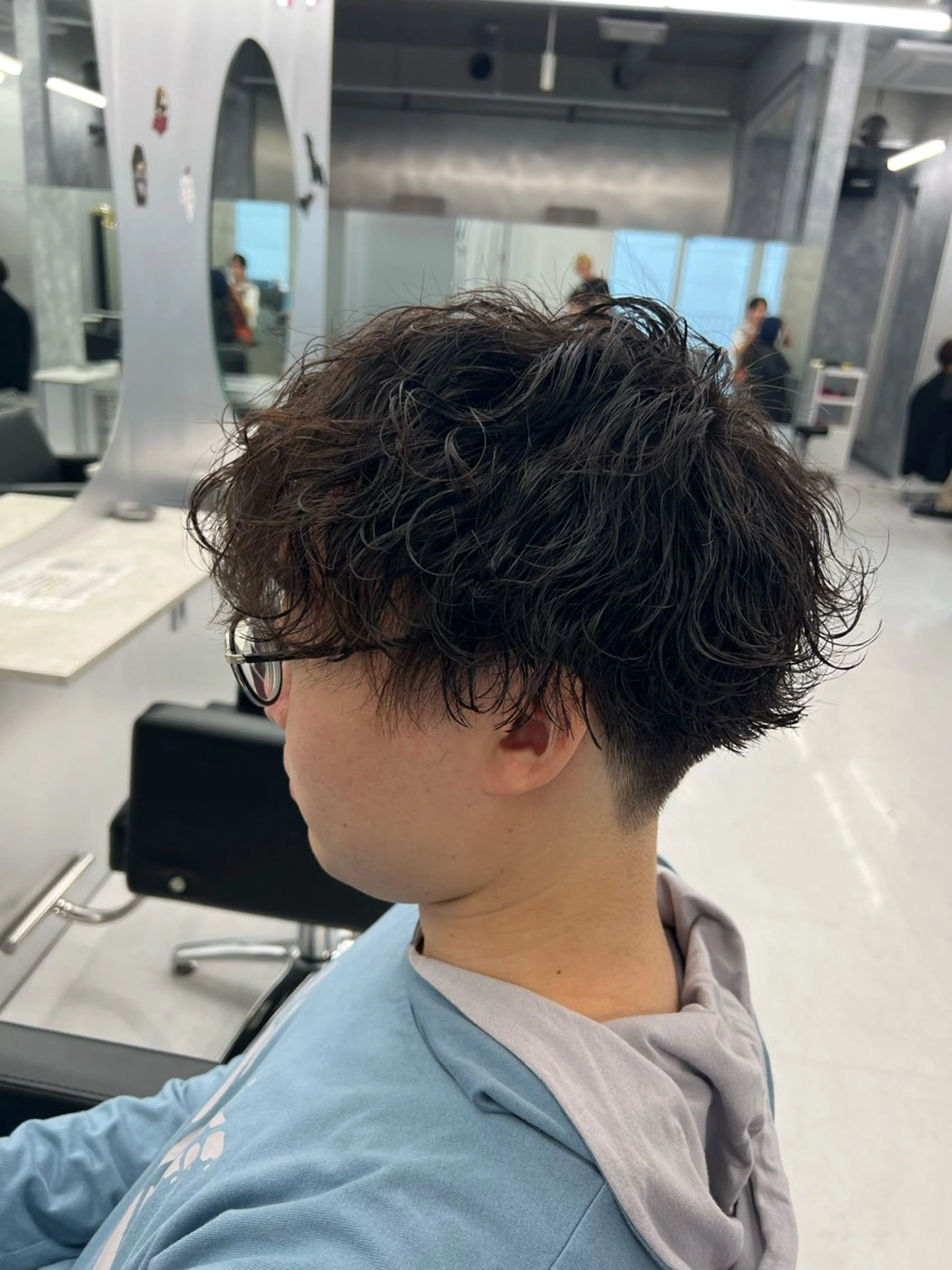 ミディアム パーマ メンズ カット パーマ トリートメント 👑高評価多数エク ステ×ハイトーン唯澄のヘアスタイル