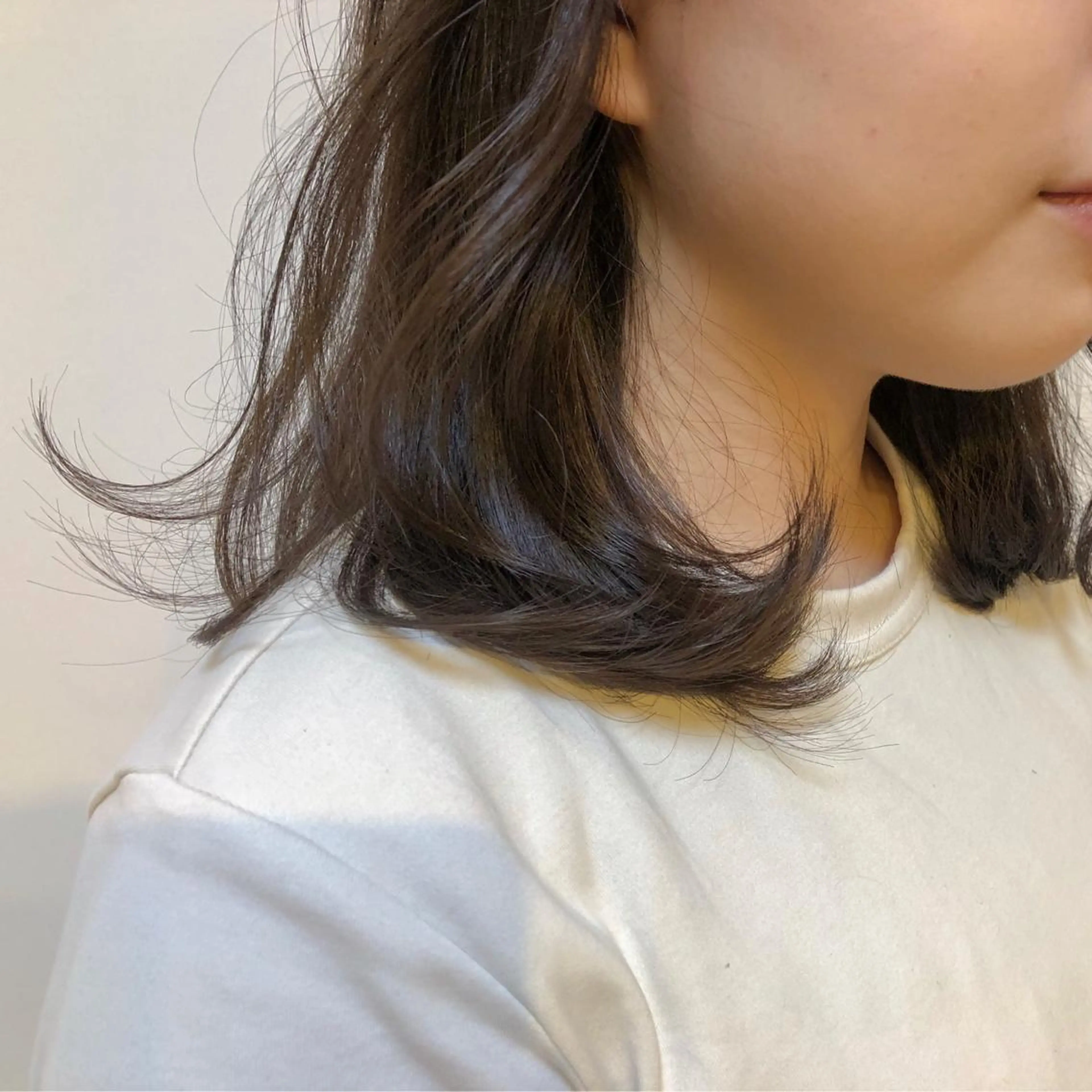 ミディアム カラー アッシュ ベージュカラー ダークアッシュ 尾籠 美幸 （オゴモリ ミユキ）のヘアスタイル