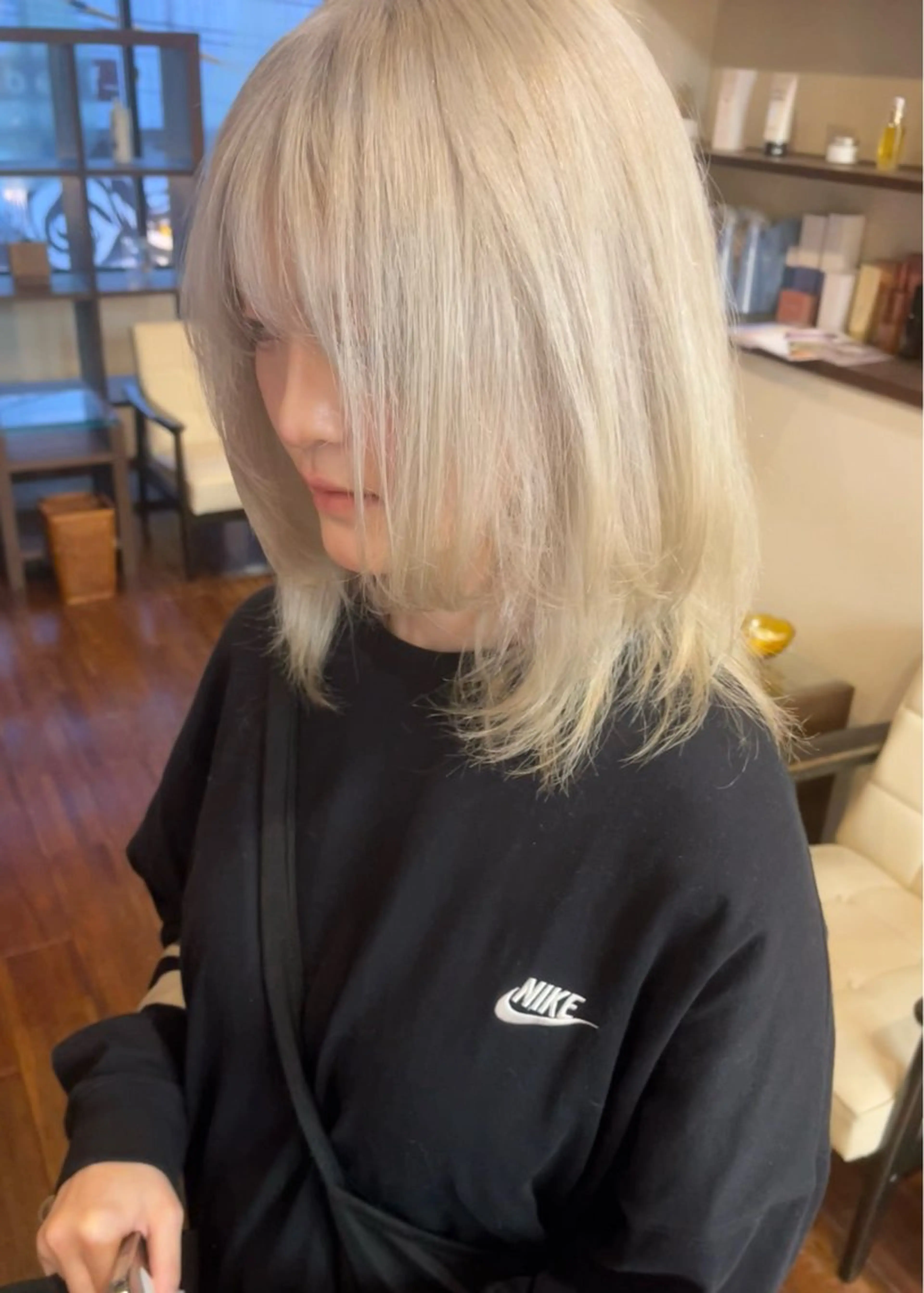 ミディアム カラー ブロンド シルバー カット ヘアカラー トリートメント 髪質改善ｶﾗｰ ｹｱﾌﾞﾘｰﾁ/ﾀﾑのヘアスタイル