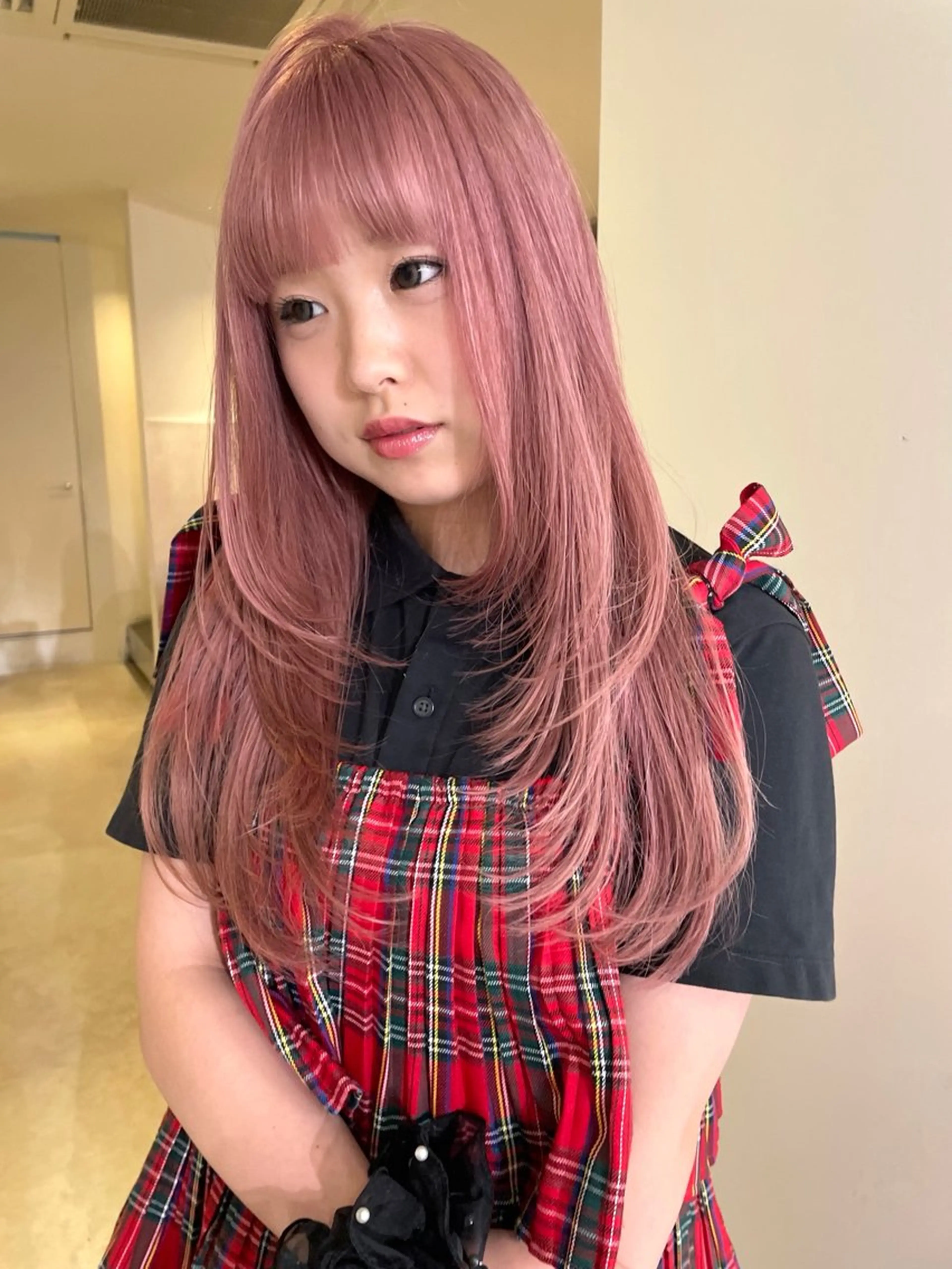 ロング カラー ベージュカラー ブリーチ ケアブリーチ ダブルカラー ピンクカラー カット ヘアカラー トリートメント MIU/ルーツカラー ボブ/顔周りレイヤーのヘアスタイル