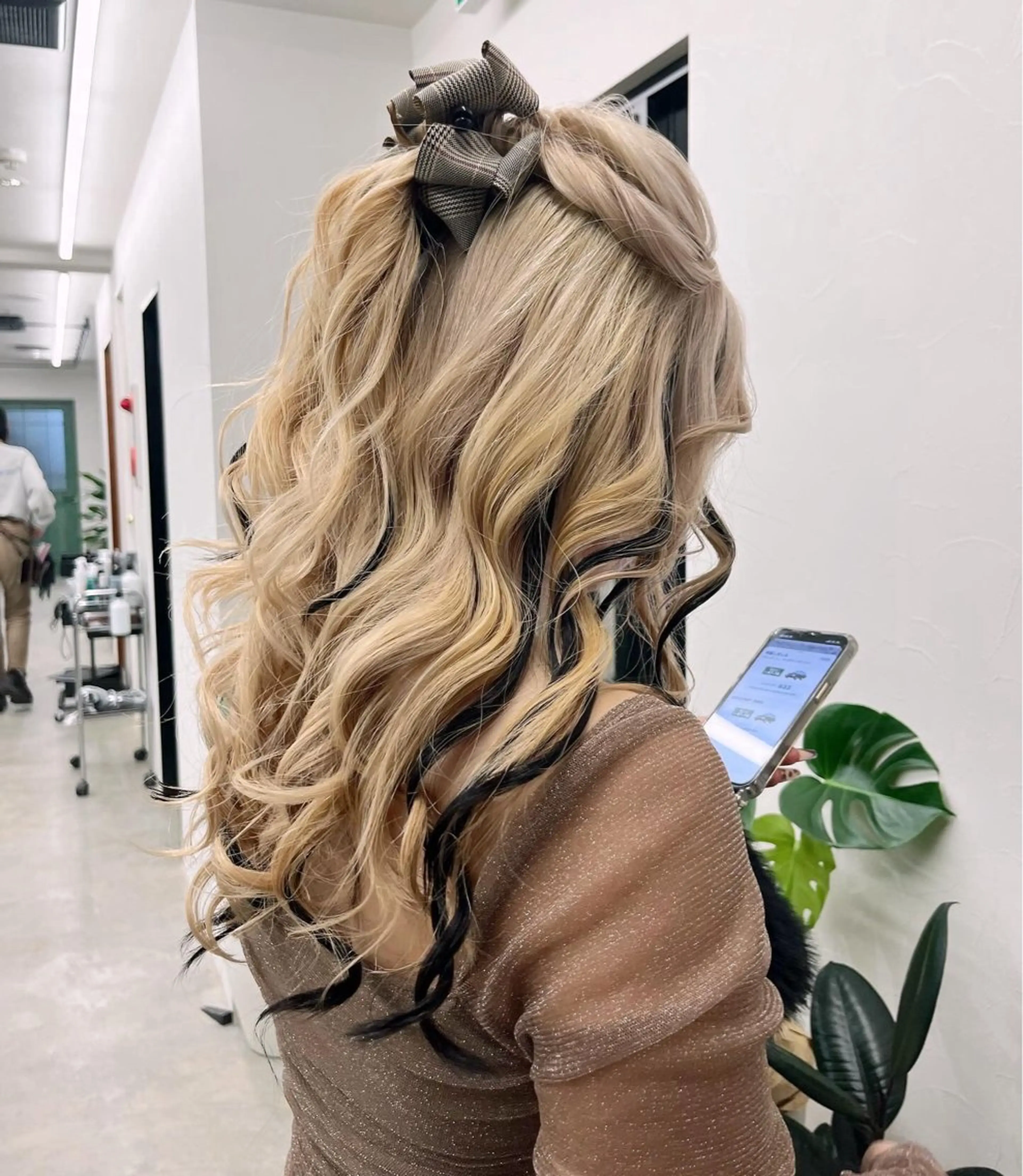 ロング カラー ベージュカラー ブロンド ブロンドベージュ ミルクティーベージュ ミルキーベージュ ツヤカラーを実現 /カンナのヘアスタイル