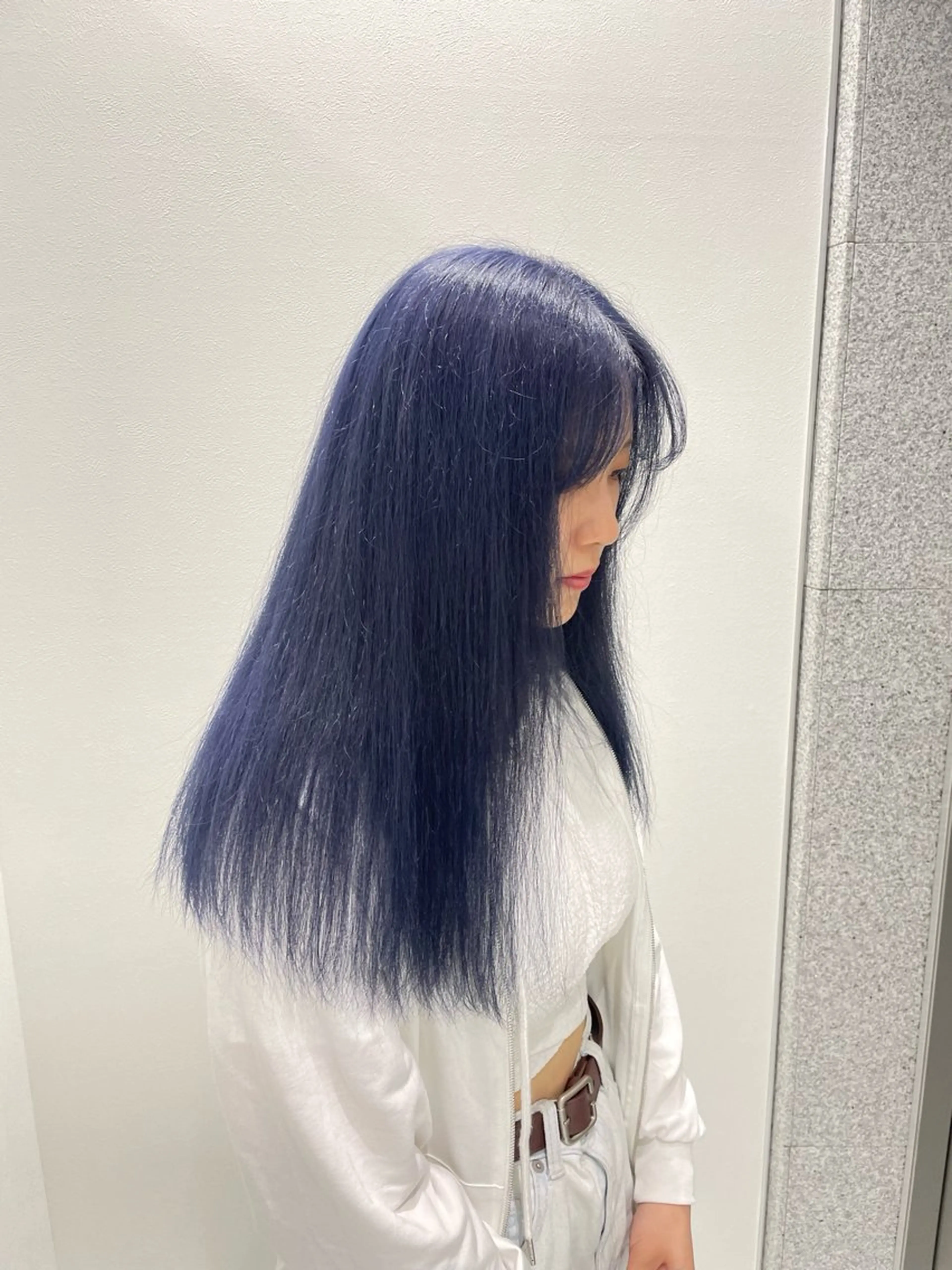 セミロング カラー ヘアアレンジ ブルーカラー 🩵ダメージレス艶感 ハイトーン🩷のヘアスタイル