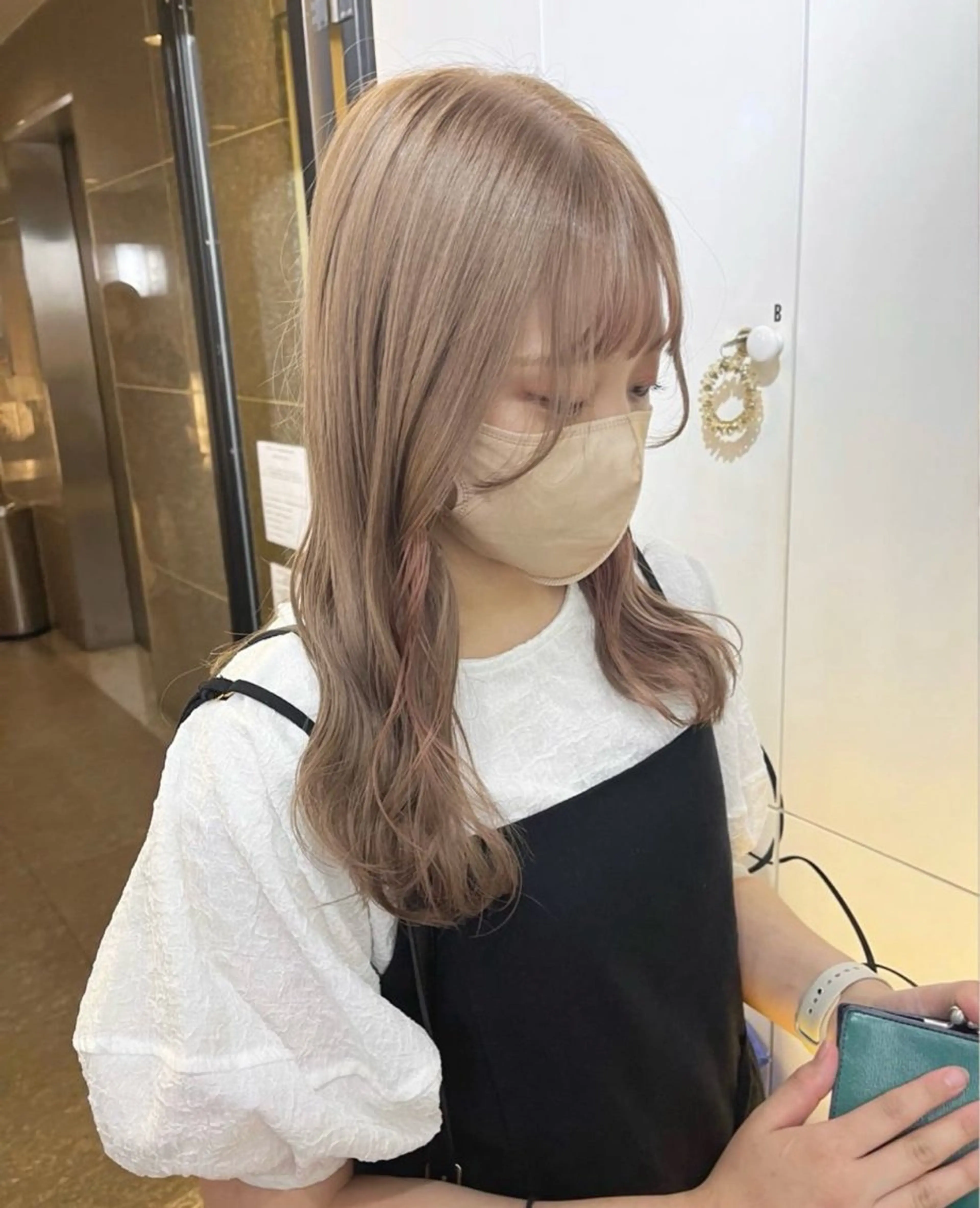 セミロング カラー ベージュカラー ブリーチ ハイトーンカラー ハイトーンベージュ ピンクカラー カット ヘアカラー トリートメント 暖色/まろベージュ/ シカタユウカのヘアスタイル