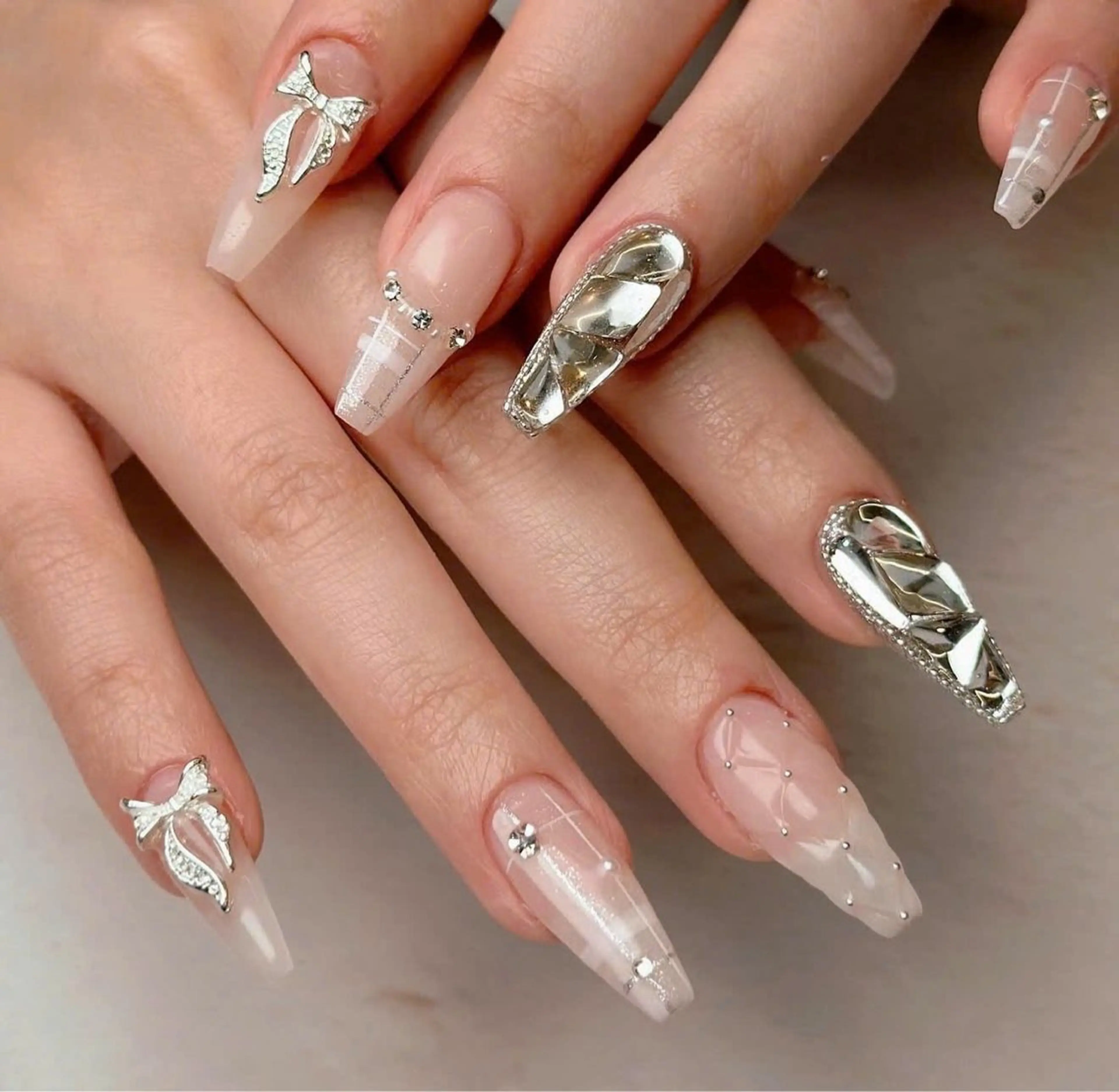 ネイル フレンチネイル キラキラネイル マグネットネイル ミラーネイル ニュアンスネイル ハンドネイル Lyn Nailのネイルデザイン