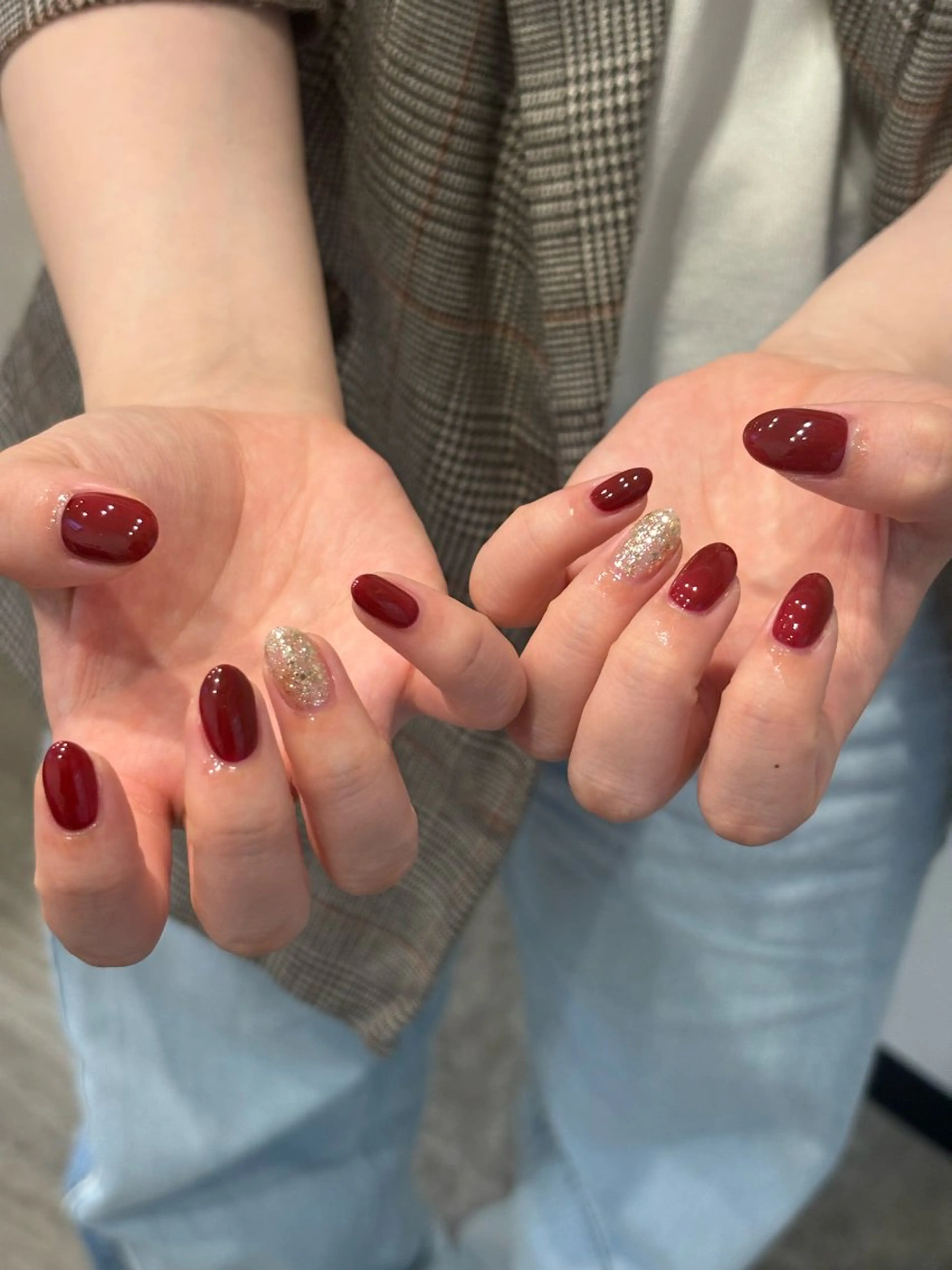 ネイル ボルドー ジェルネイル ゴールド ラメ(グリッター) パラジェル ハンドネイル to:que(トーク)所属・本町🤍パラジェル 自爪育成✨🤍のネイルデザイン