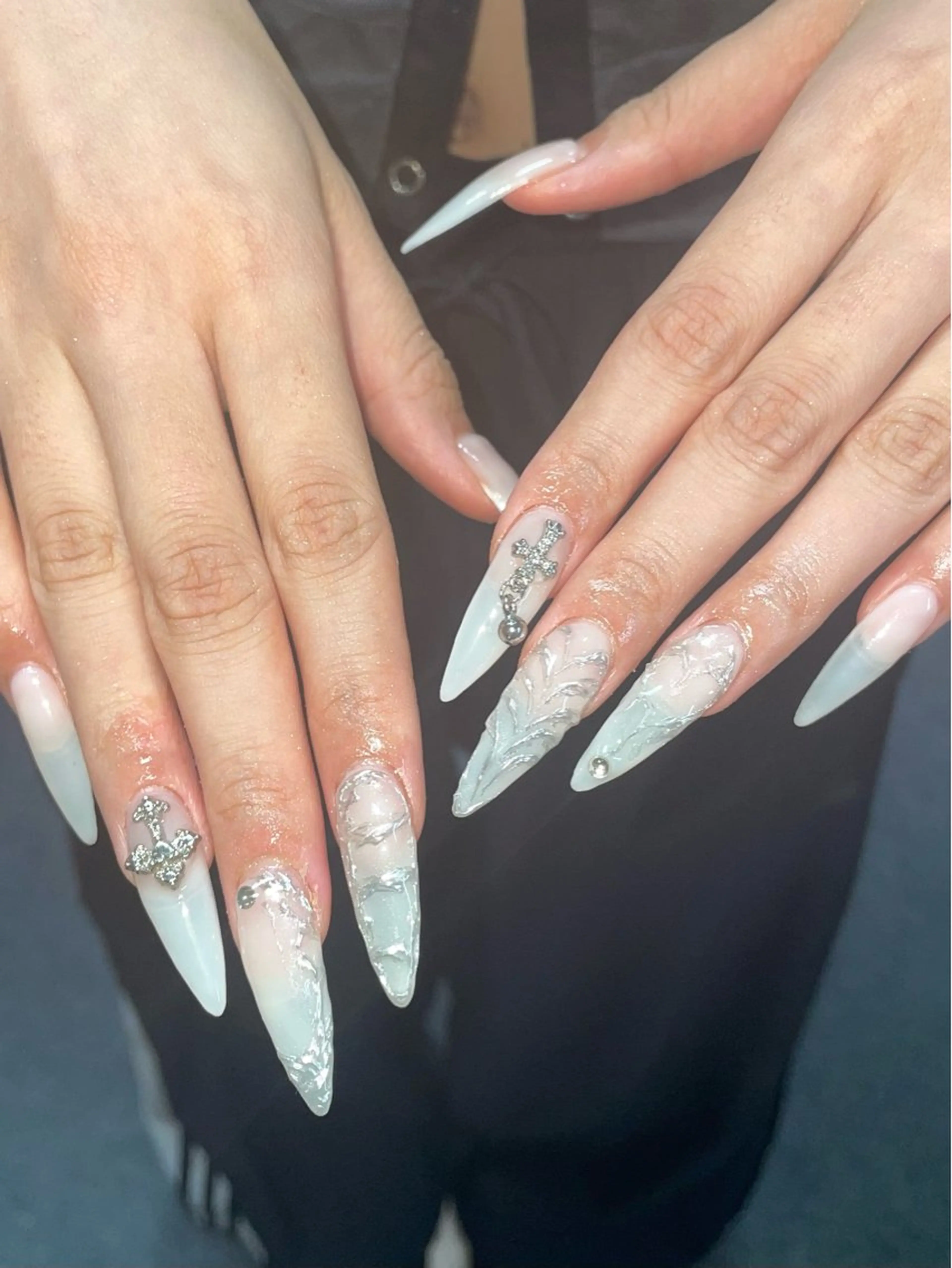 ネイル アートネイル ロングネイル ミラーネイル シルバー ハンドネイル ハンドケア 🎀NAIL🎀 AI🪄︎︎◝✩のネイルデザイン