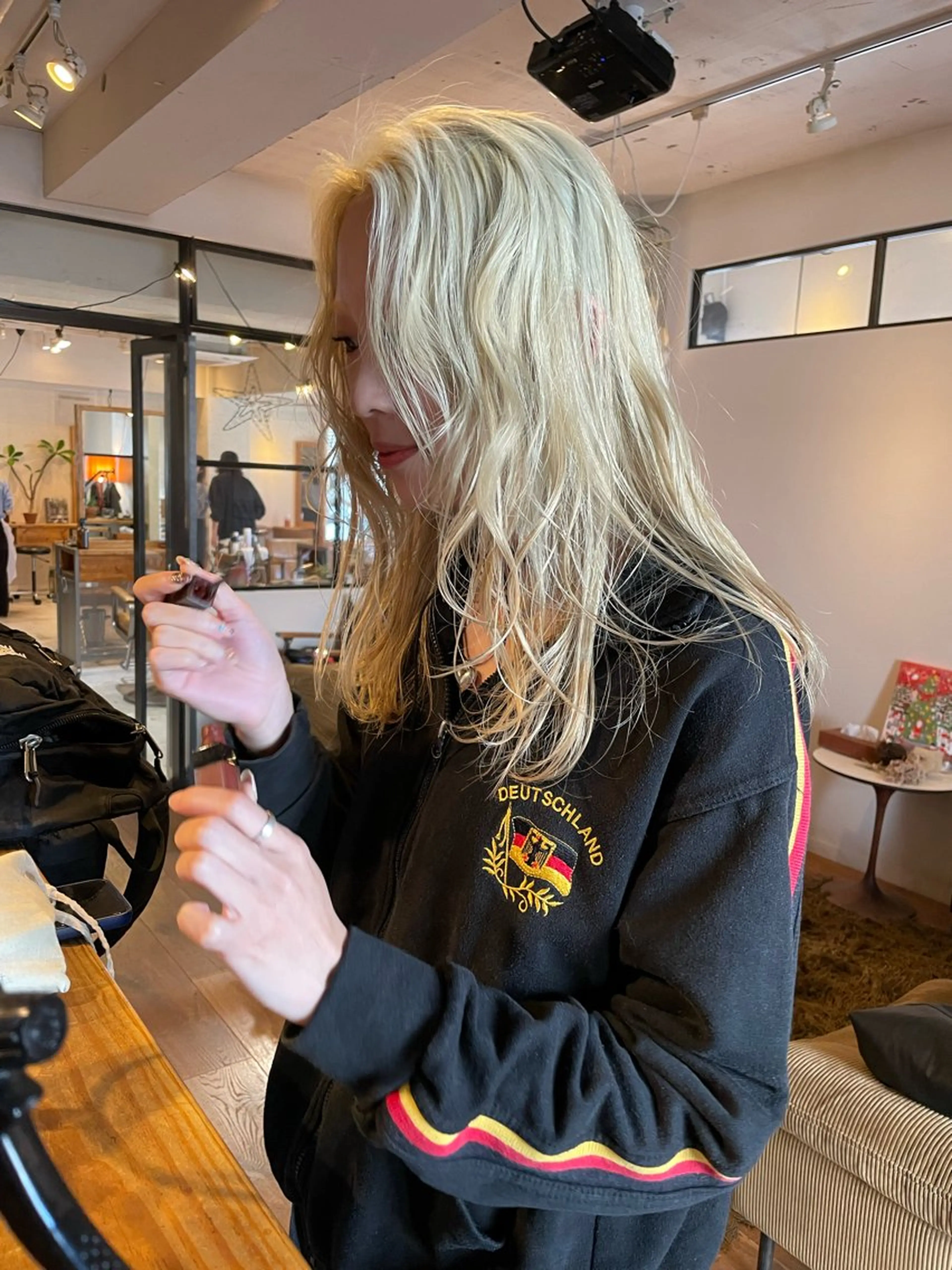 ロング カラー 抜きっぱなしブロンド ヘアカラー ファッションに 溶け込むstyleのヘアスタイル