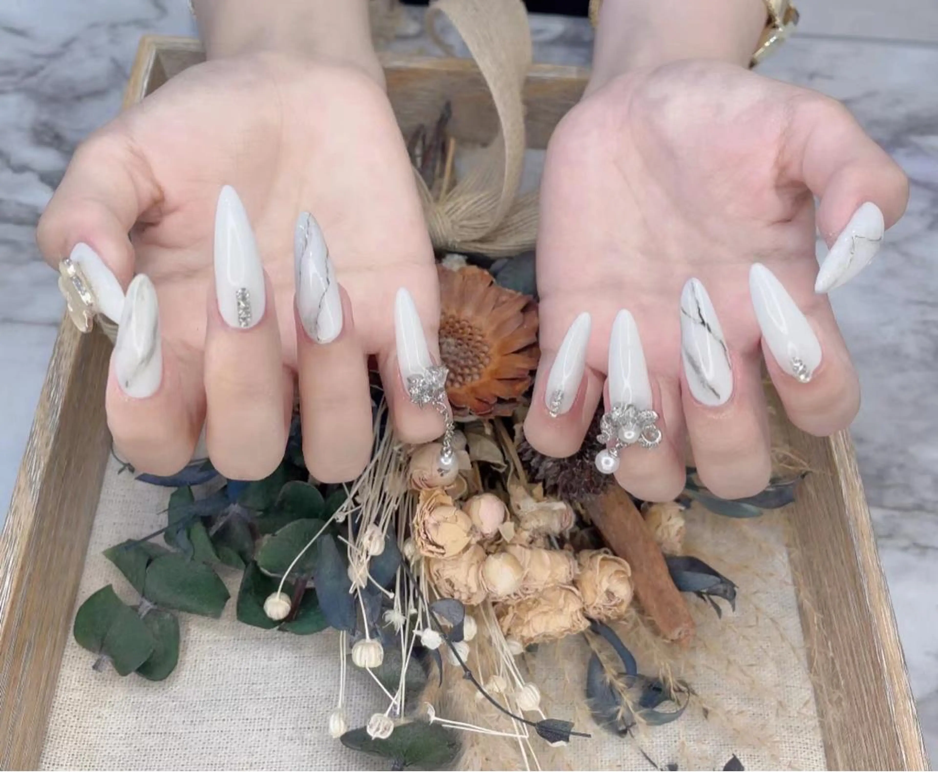ネイル 大理石ネイル(マーブル) ホワイト Babarla Nailのネイルデザイン