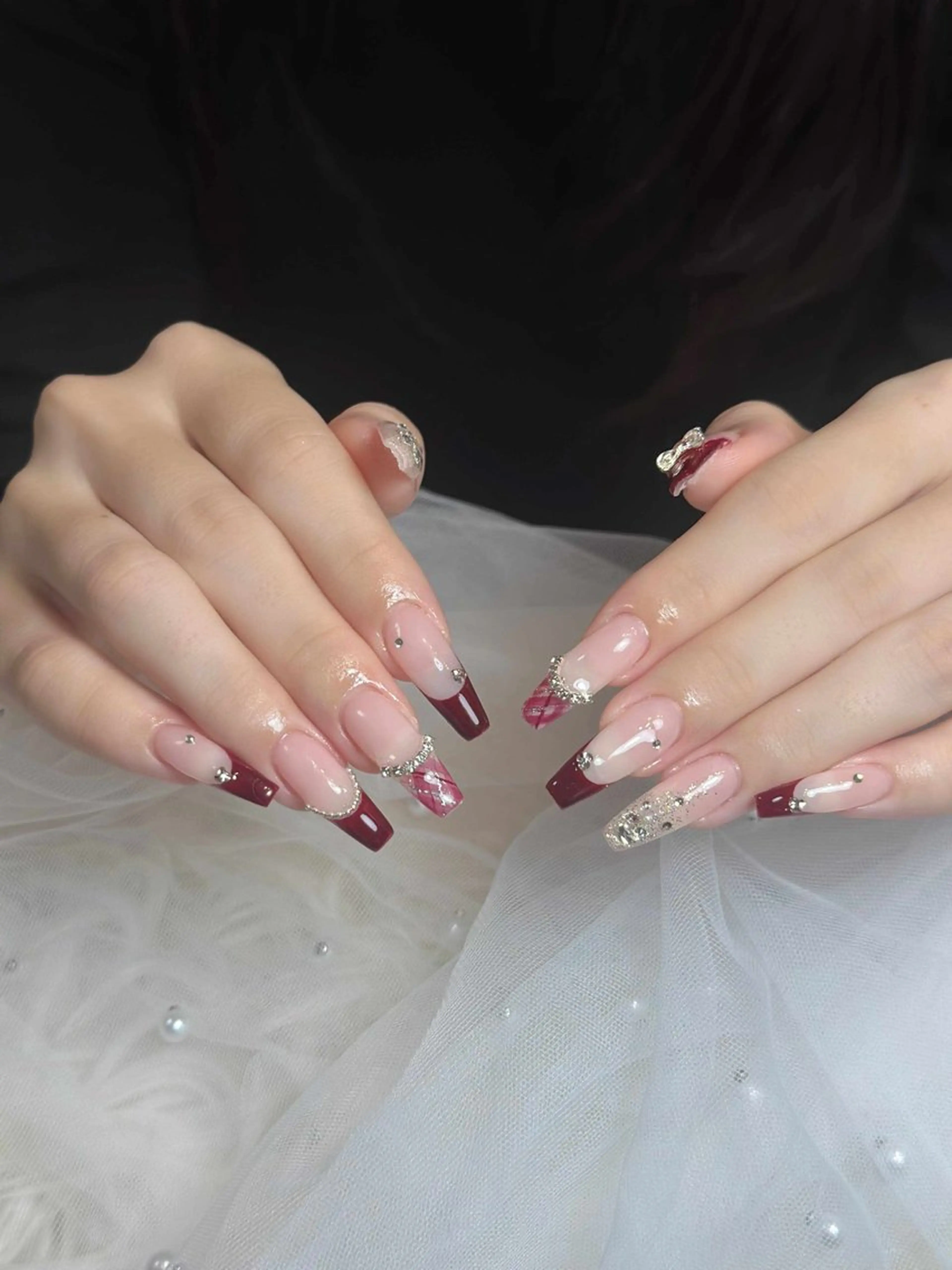 ネイル ボルドー ブラウン チークネイル ドット フットネイル ハンドネイル Julli NailStudioのネイルデザイン